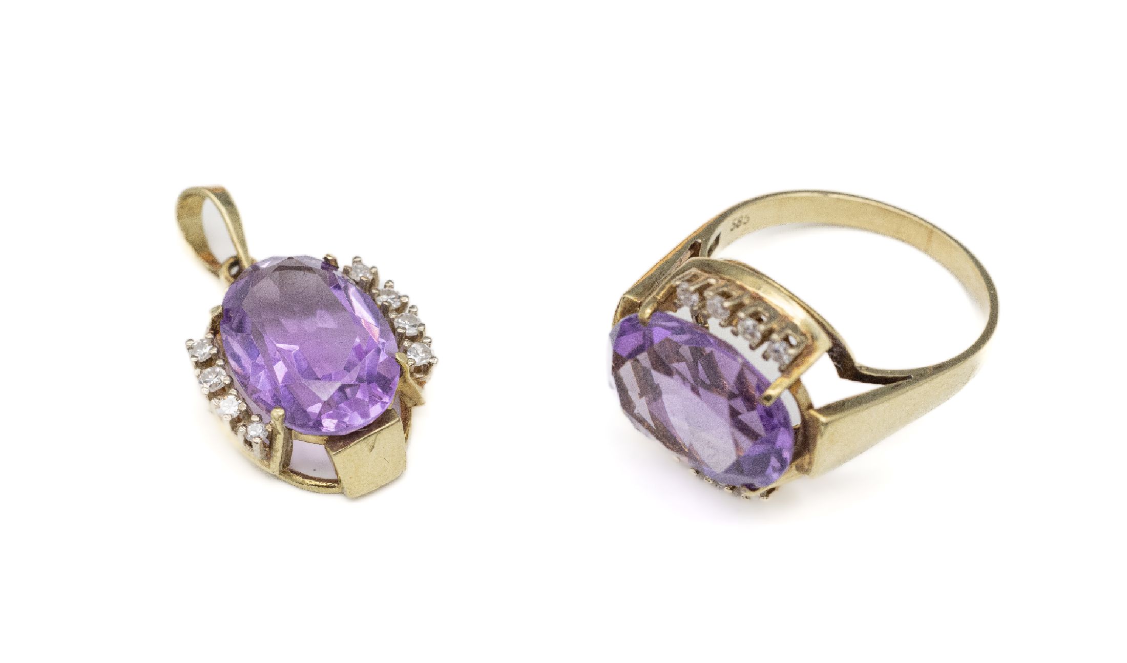 14 kt Gold Amethyst-Diamant-Schmuckset, GG/WG 585/000, best. aus: Ring und Anhänger, 2 ovalfacett. Amethyste zus. ca. 9.0 ct, 16 8/8-Diamanten zus. ...