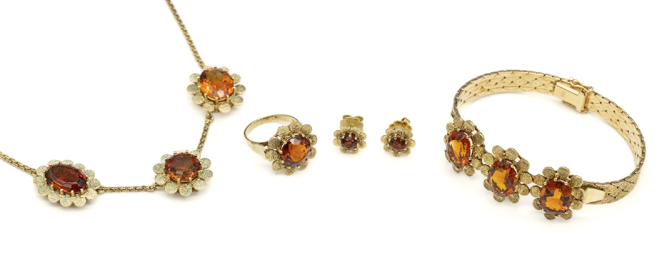 14 kt Gold Citrin-Schmuckset, GG 585/000, best. aus: Collier, Armband, Ring und Paar Ohrstecker, 9 rund- bzw. ovalfacett. Citrine zus. ca. 48 ct, ...