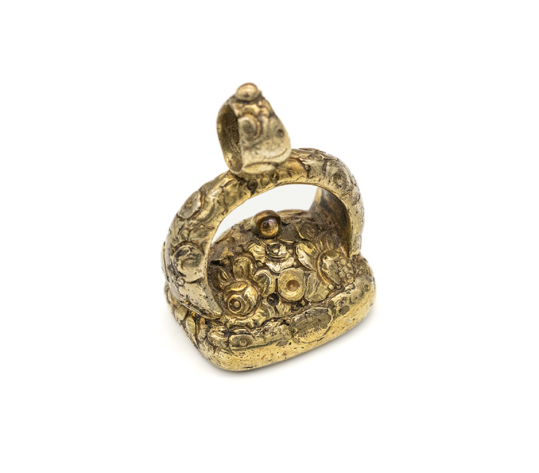Detail a: Siegelanhänger/Petschaft, deutsch um 1880, Fassung Metall vergoldet, floraler Dekor, Platte citrinfarb. Stein mit Wappen: Inschriftune roy une foy ...