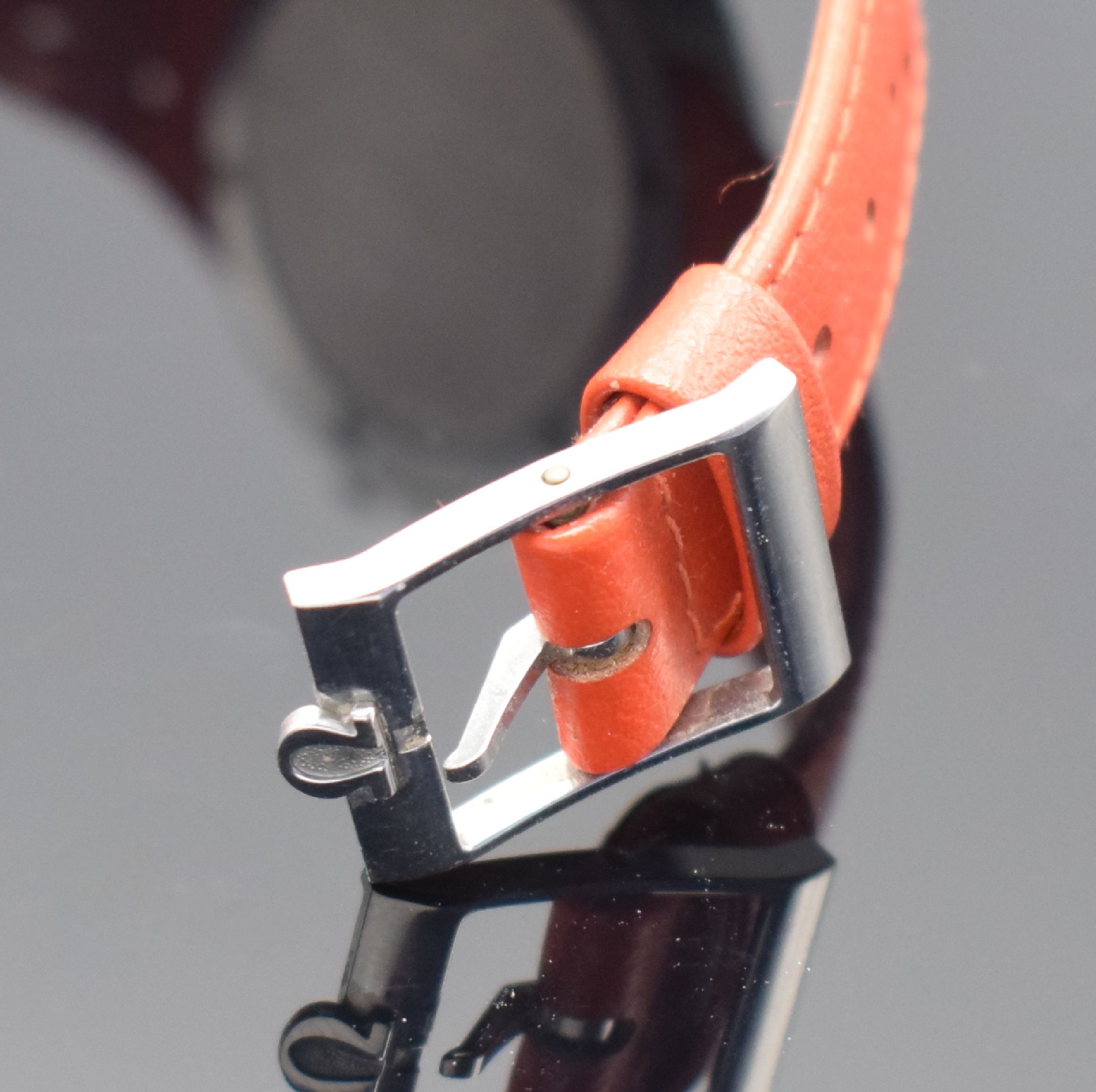 Detail b: OMEGA Geneve Dynamic gut erhaltene Herrenarmbanduhr in Stahl Referenz ST 166.079, Schweiz um 1968, Automatik, quer- ovales Geh., orig. Lederband m. ...