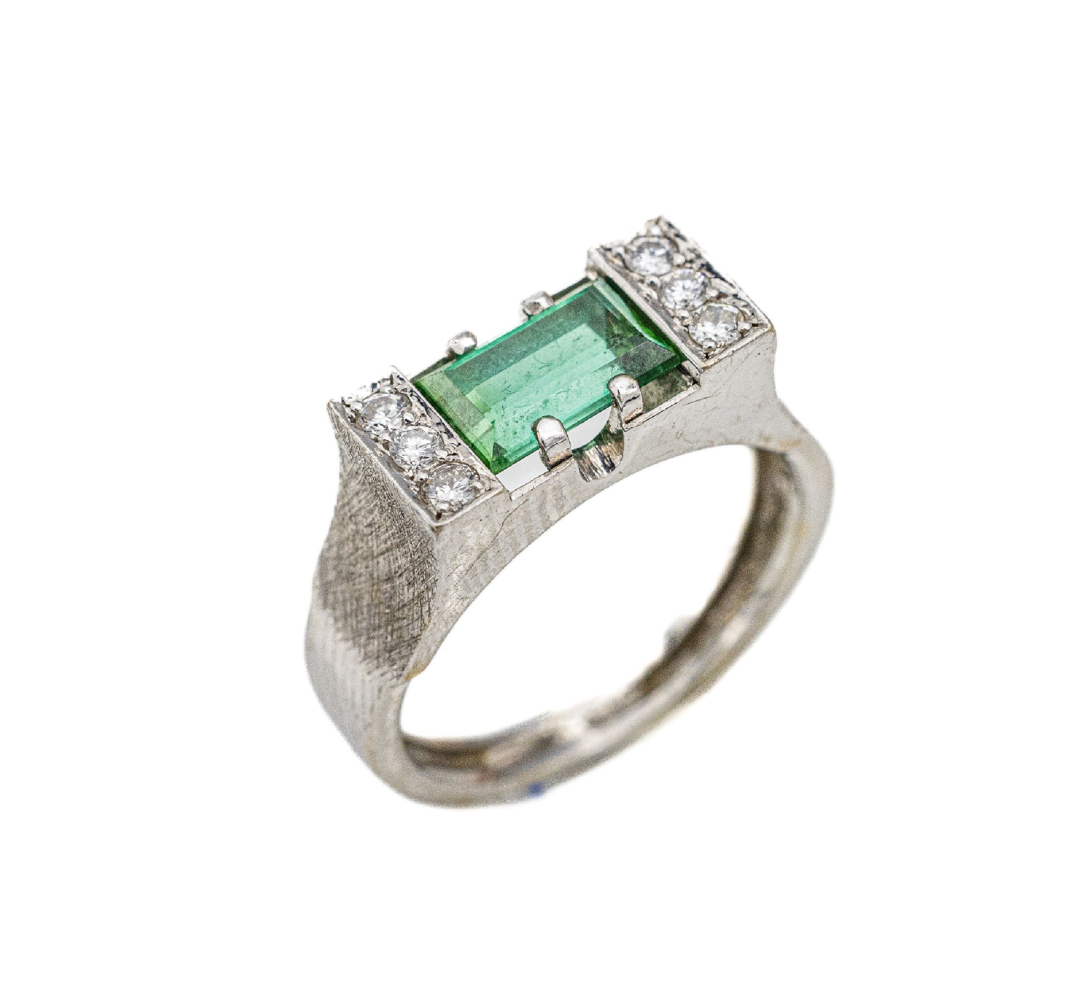 14 kt Gold Turmalin-Brillant-Ring, WG 585/000, 1 grüner Turmalin-Baguette ca. 1.70 ct, 6 Brillanten zus. ca. 0.18 ct Weiß/si, ca. 5.8 g, RW 56