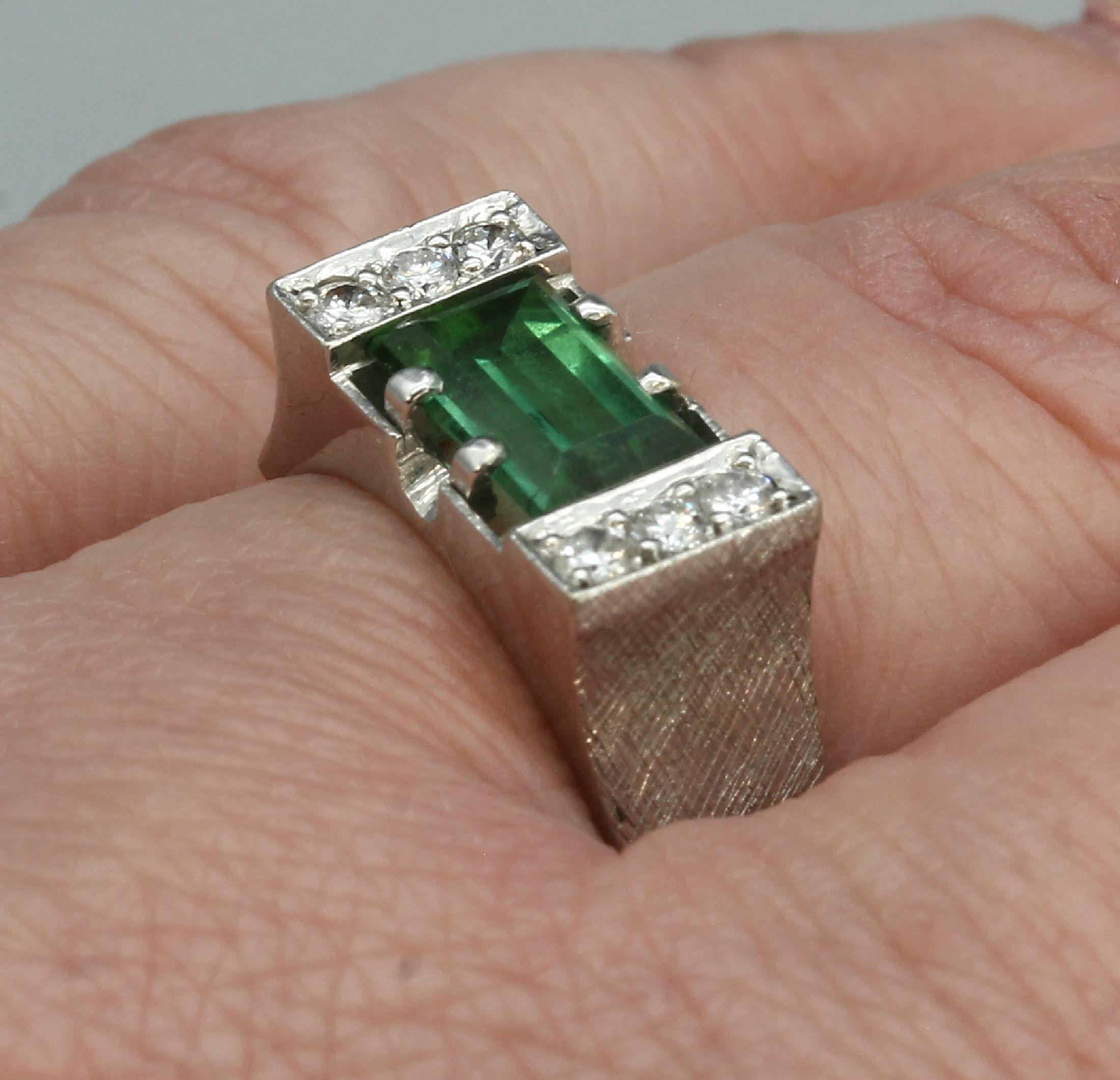 Detail a: 14 kt Gold Turmalin-Brillant-Ring, WG 585/000, 1 grüner Turmalin-Baguette ca. 1.70 ct, 6 Brillanten zus. ca. 0.18 ct Weiß/si, ca. 5.8 g, RW 56