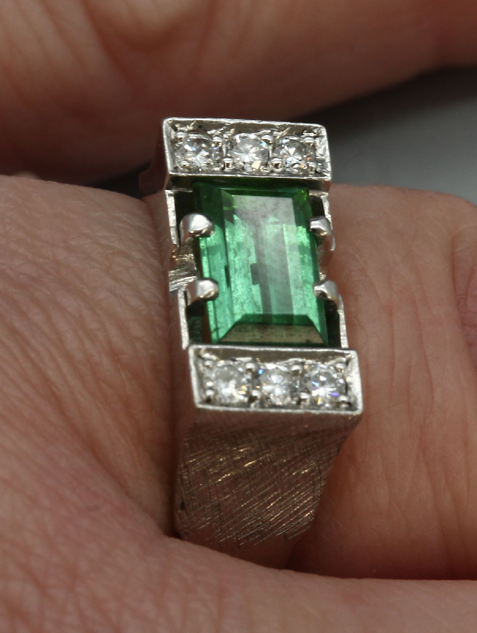 Detail b: 14 kt Gold Turmalin-Brillant-Ring, WG 585/000, 1 grüner Turmalin-Baguette ca. 1.70 ct, 6 Brillanten zus. ca. 0.18 ct Weiß/si, ca. 5.8 g, RW 56
