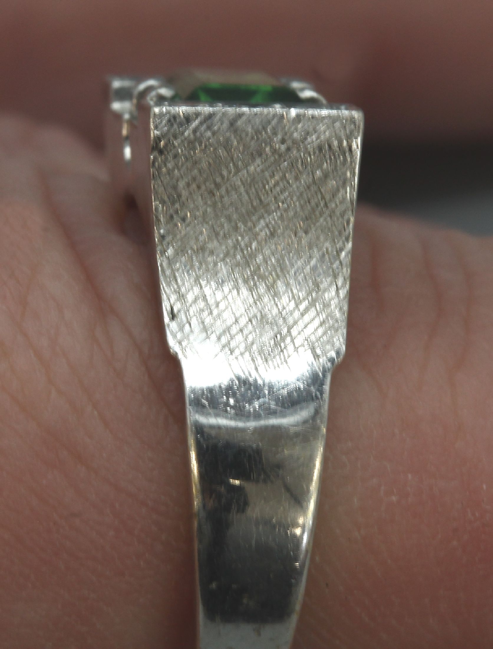 Detail c: 14 kt Gold Turmalin-Brillant-Ring, WG 585/000, 1 grüner Turmalin-Baguette ca. 1.70 ct, 6 Brillanten zus. ca. 0.18 ct Weiß/si, ca. 5.8 g, RW 56
