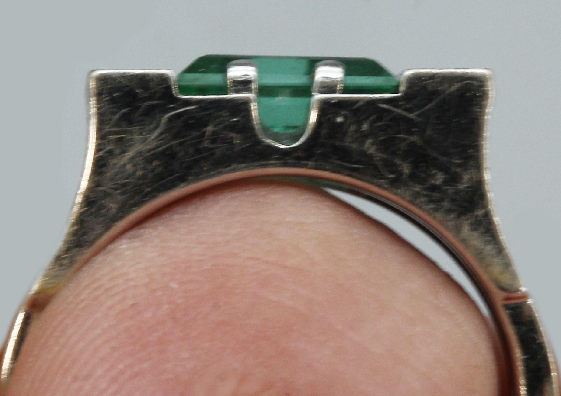 Detail d: 14 kt Gold Turmalin-Brillant-Ring, WG 585/000, 1 grüner Turmalin-Baguette ca. 1.70 ct, 6 Brillanten zus. ca. 0.18 ct Weiß/si, ca. 5.8 g, RW 56