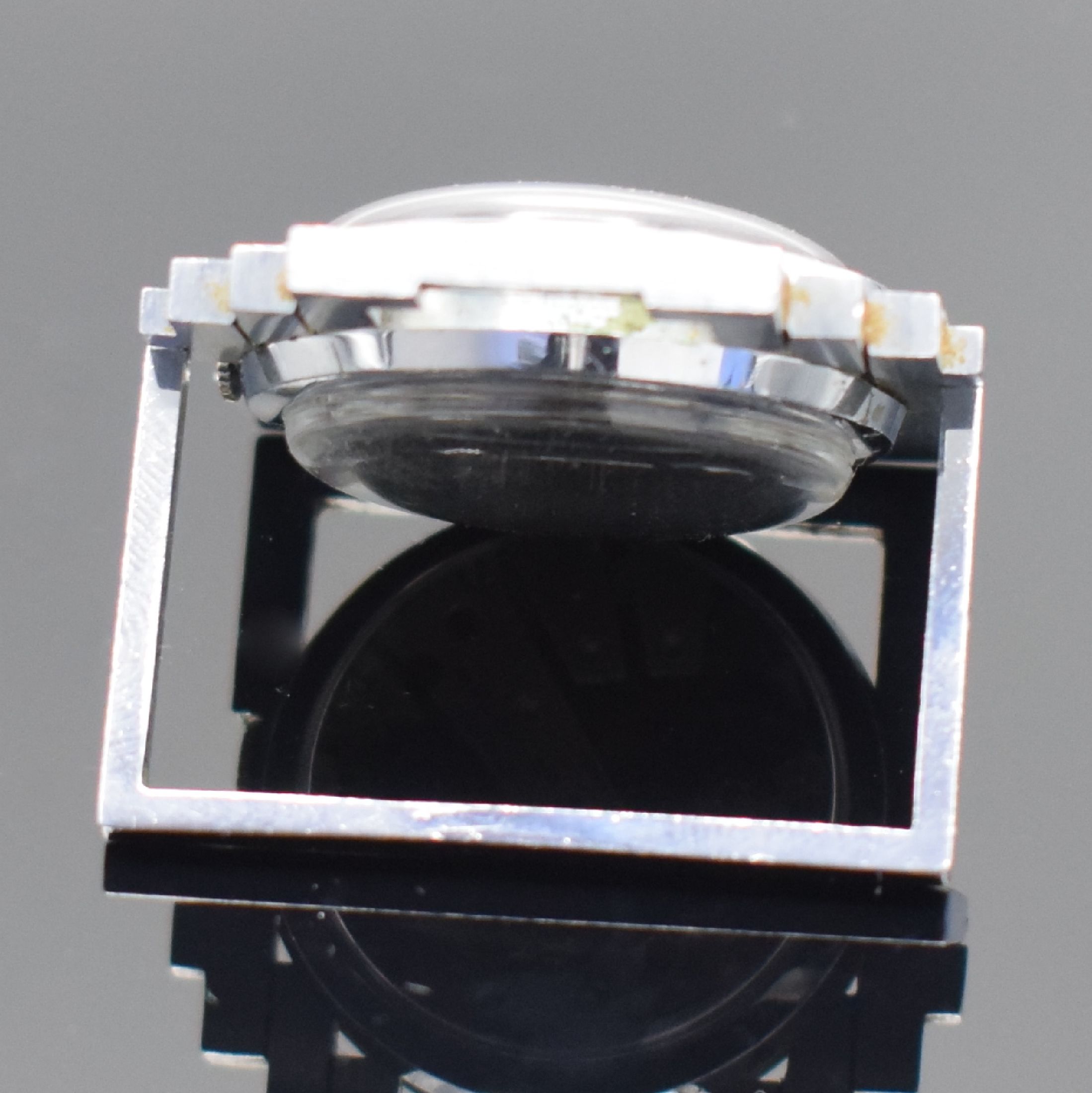 Detail b: MIMO Watch Co. kleine Reiseuhr, Schweiz um 1930, Handaufzug, aufstellbares, beidseitig vergl. Stahlgehäuse, teils verchr., schwarzes Zifferbl. m. ...