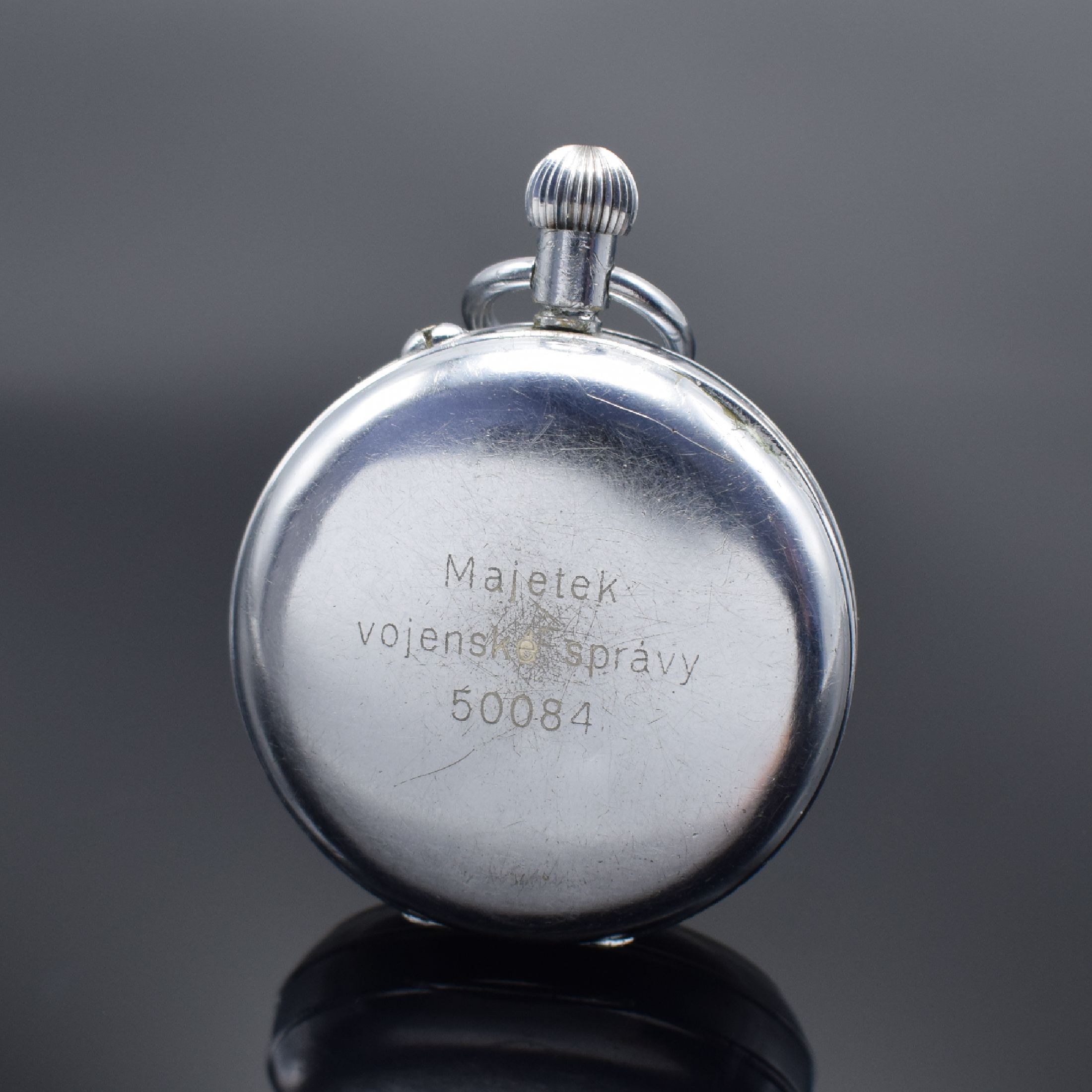 Detail a: LEMANIA Taschenuhr mit Chronograph der tschechischen Armee, Schweiz um 1930, verchr. Geh., Rückseite sign. "Majetek vojenske spravy ...