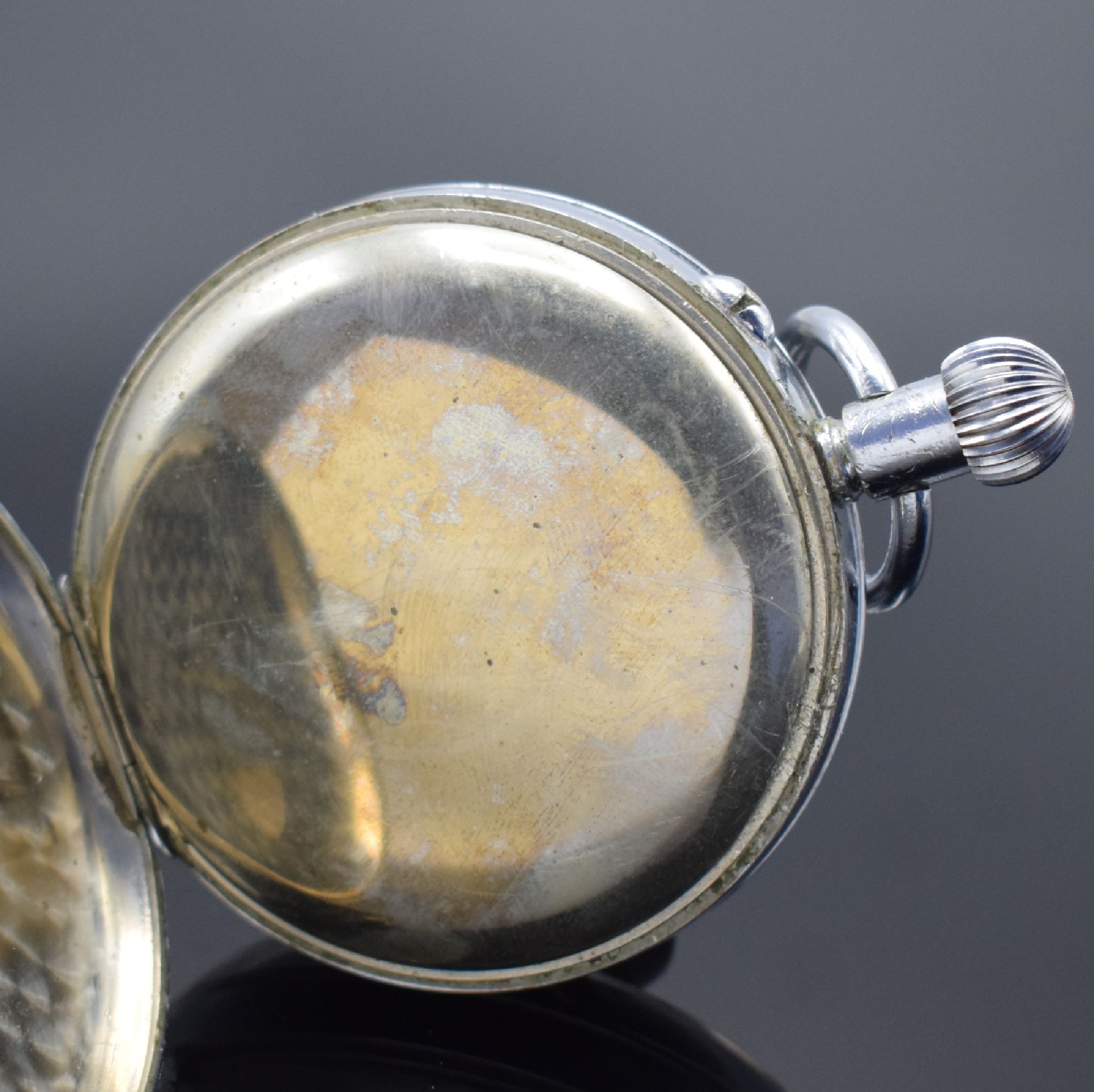 Detail c: LEMANIA Taschenuhr mit Chronograph der tschechischen Armee, Schweiz um 1930, verchr. Geh., Rückseite sign. "Majetek vojenske spravy ...
