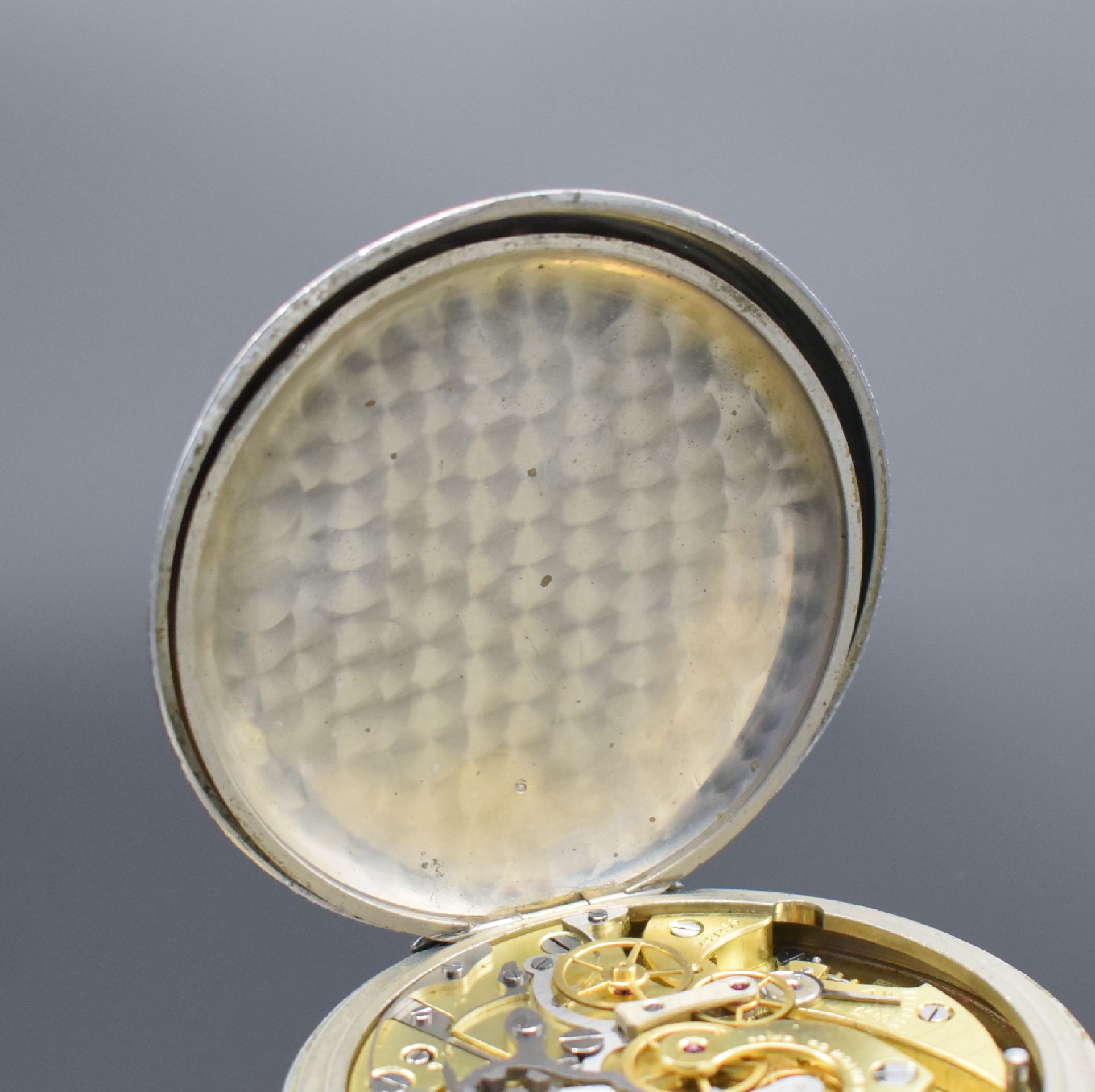Detail d: LEMANIA Taschenuhr mit Chronograph der tschechischen Armee, Schweiz um 1930, verchr. Geh., Rückseite sign. "Majetek vojenske spravy ...