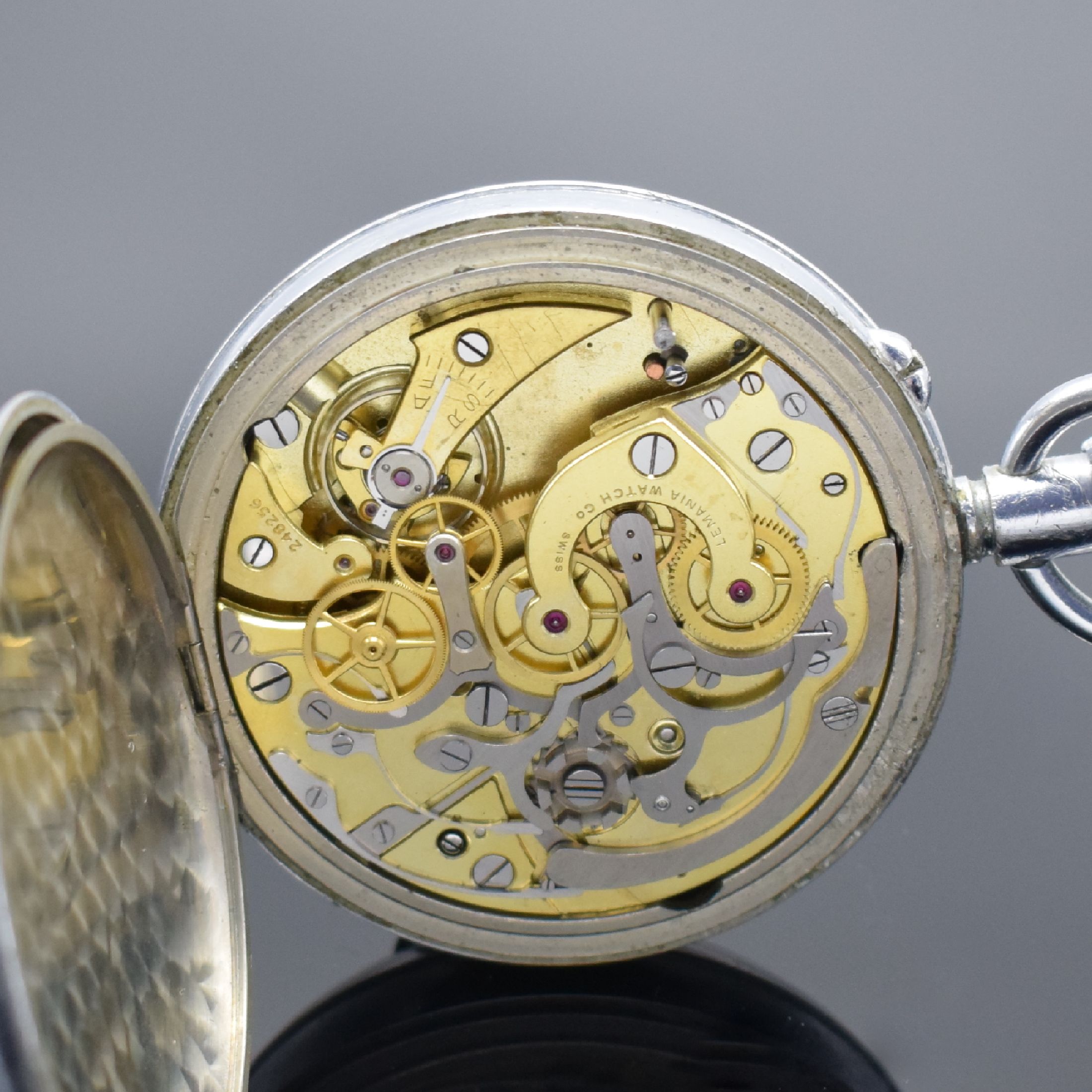 Detail e: LEMANIA Taschenuhr mit Chronograph der tschechischen Armee, Schweiz um 1930, verchr. Geh., Rückseite sign. "Majetek vojenske spravy ...