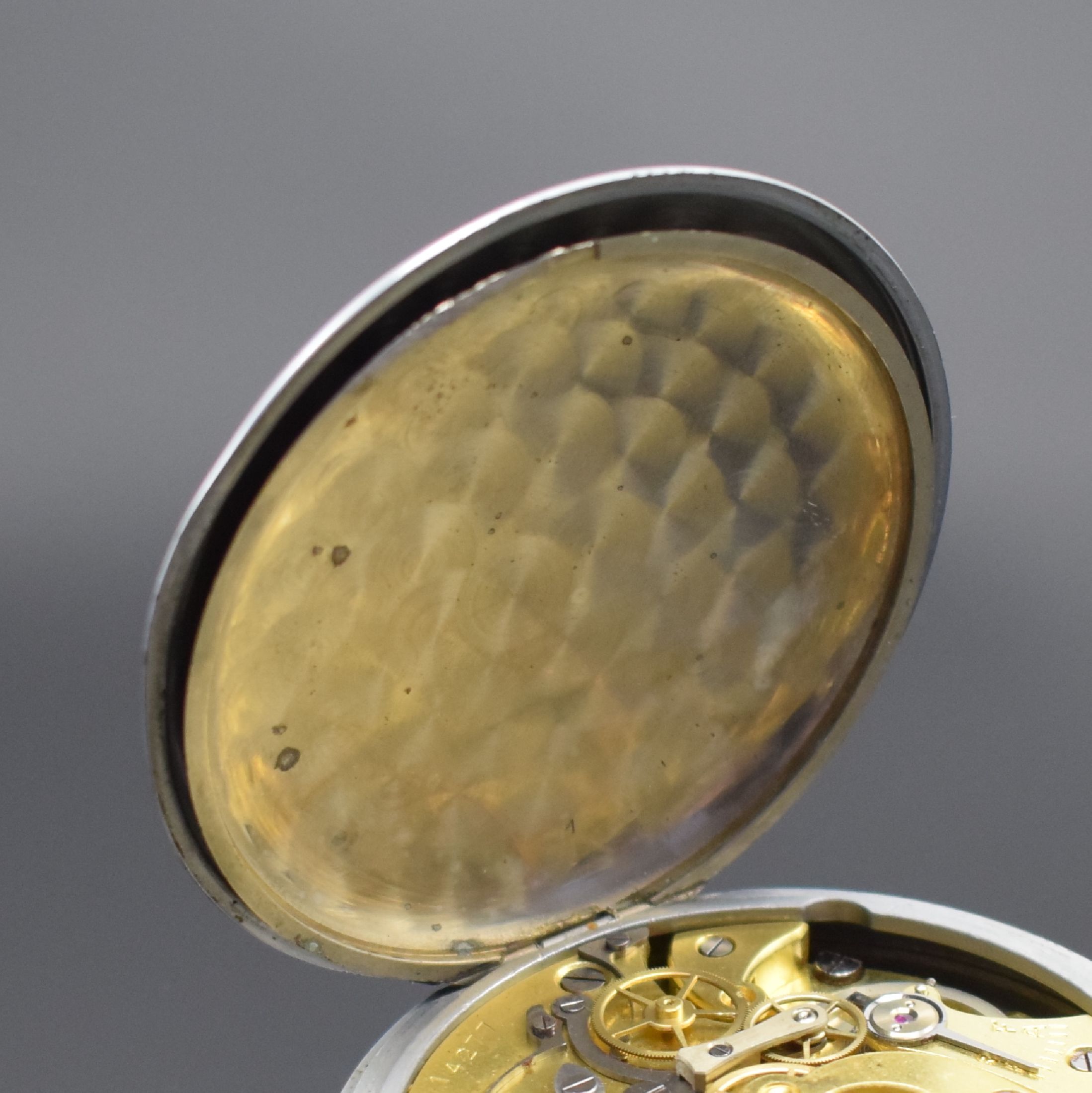 Detail d: LEMANIA große Stoppuhr mit Rattrapante, Schweiz um 1940, Handaufzug, verchr. Gehäuse, Emailzifferbl., gebl. Zeiger, 5-Min.-Zähler, dezimale ...