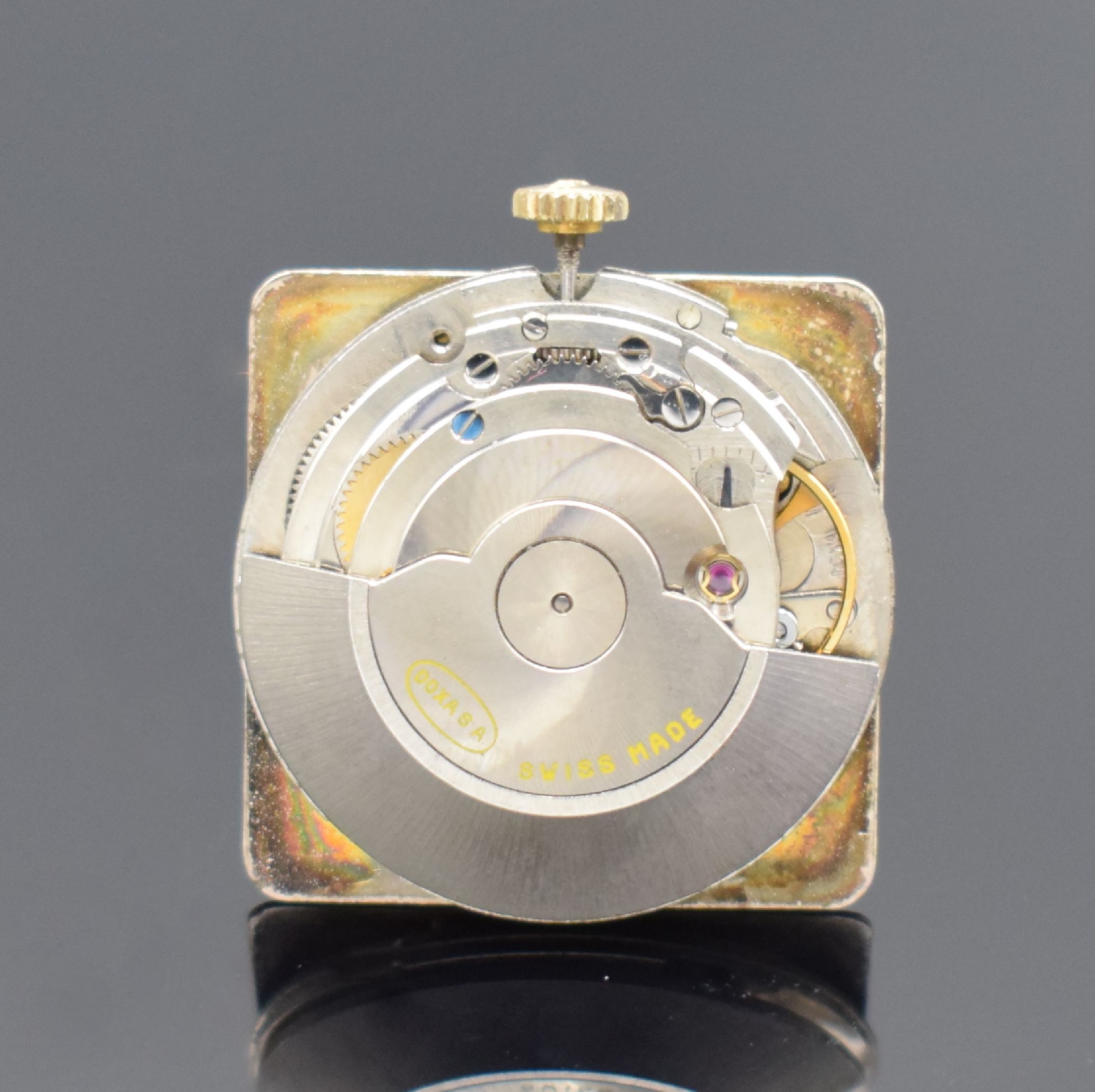 Detail d: DOXA Grafic Herrenarmbanduhr in GG 750/000, Schweiz um 1960, Automatik, 2-teil. Gehäuse, Boden aufgedr., neutr. Stahlbd. teils verg., silb. ...
