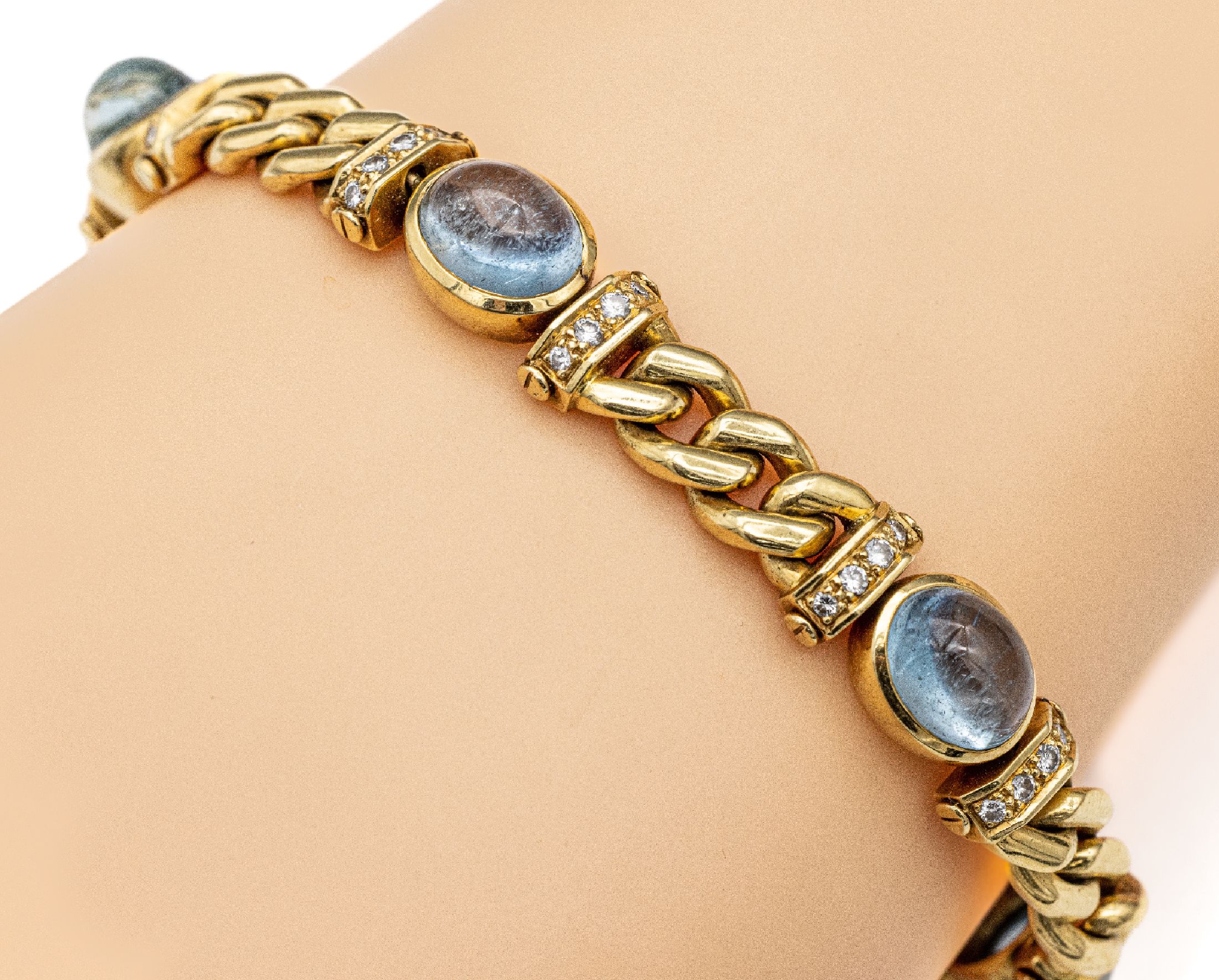 18 kt Gold Aquamarin-Brillant-Armband, GG 750/000, 5 ovale Aquamarin-Cabochons zus. 17.0ct, ca. 40 Brillanten zus. ca. 0.80 ct Weiß/si, ca. 49.3 g, ...