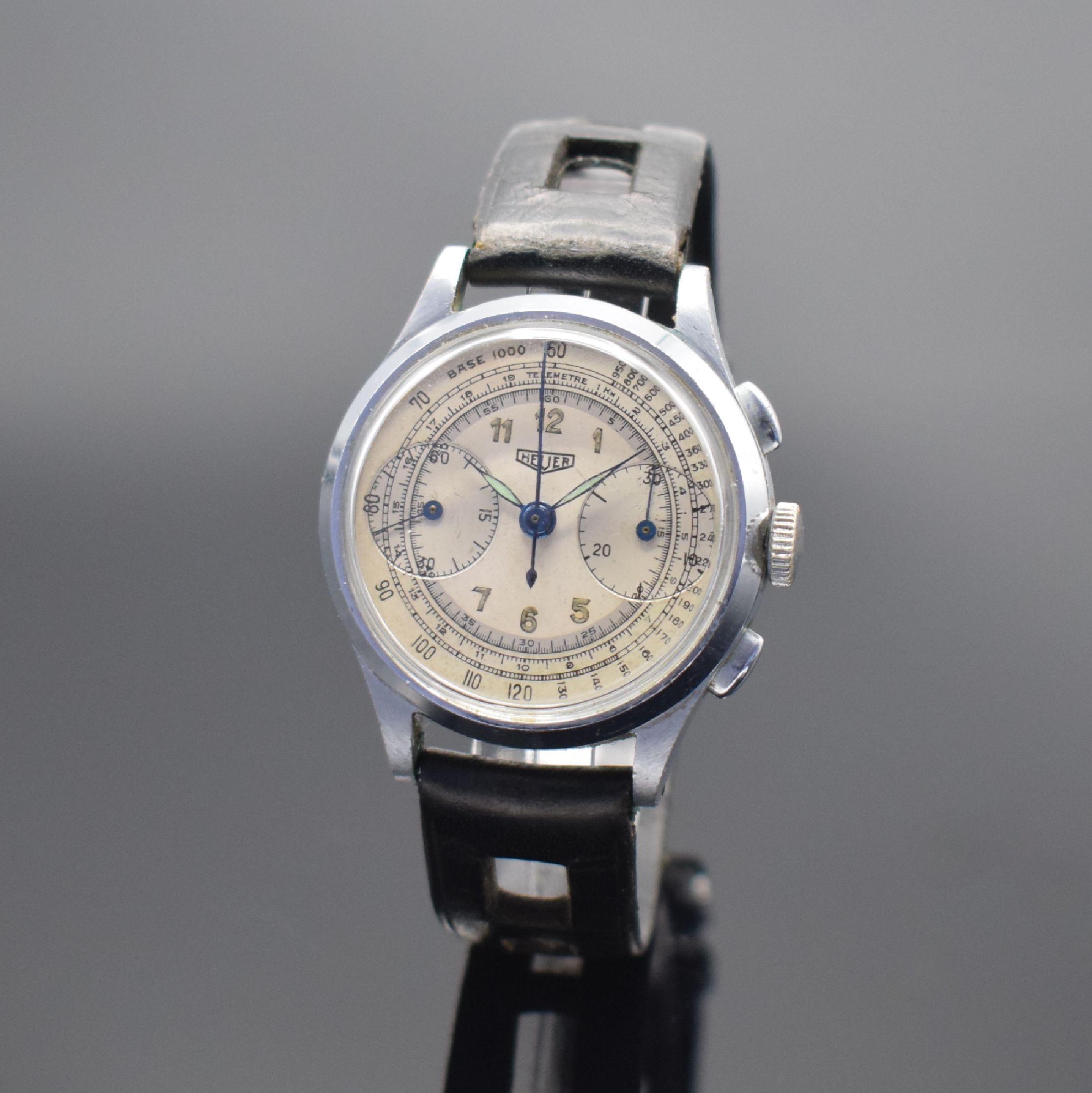 HEUER Herrenarmbanduhr mit Chronograph, Schweiz um 1940, Handaufzug, 3-teil. verchr. Geh., sign. Boden & Glasrand aufgedr., silb. sign. Zifferbl. m. ...