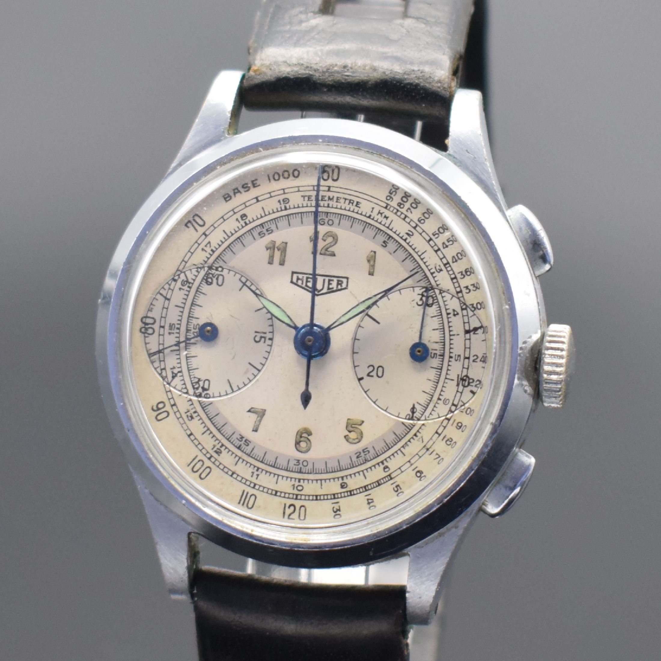Detail a: HEUER Herrenarmbanduhr mit Chronograph, Schweiz um 1940, Handaufzug, 3-teil. verchr. Geh., sign. Boden & Glasrand aufgedr., silb. sign. Zifferbl. m. ...