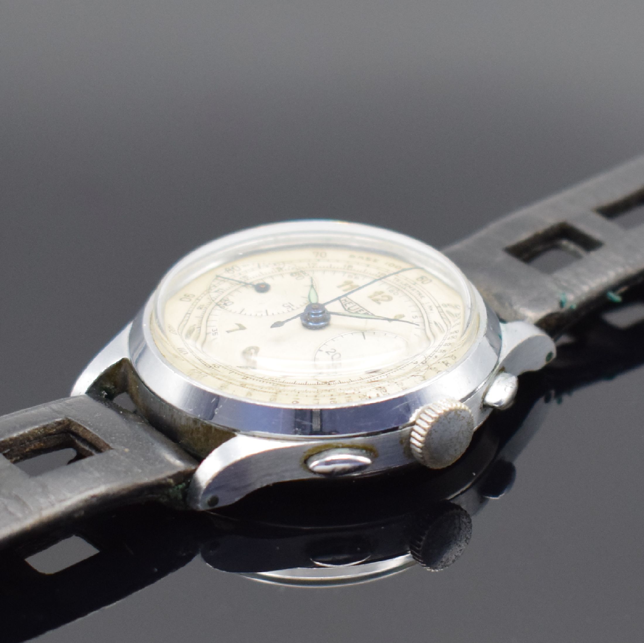 Detail b: HEUER Herrenarmbanduhr mit Chronograph, Schweiz um 1940, Handaufzug, 3-teil. verchr. Geh., sign. Boden & Glasrand aufgedr., silb. sign. Zifferbl. m. ...