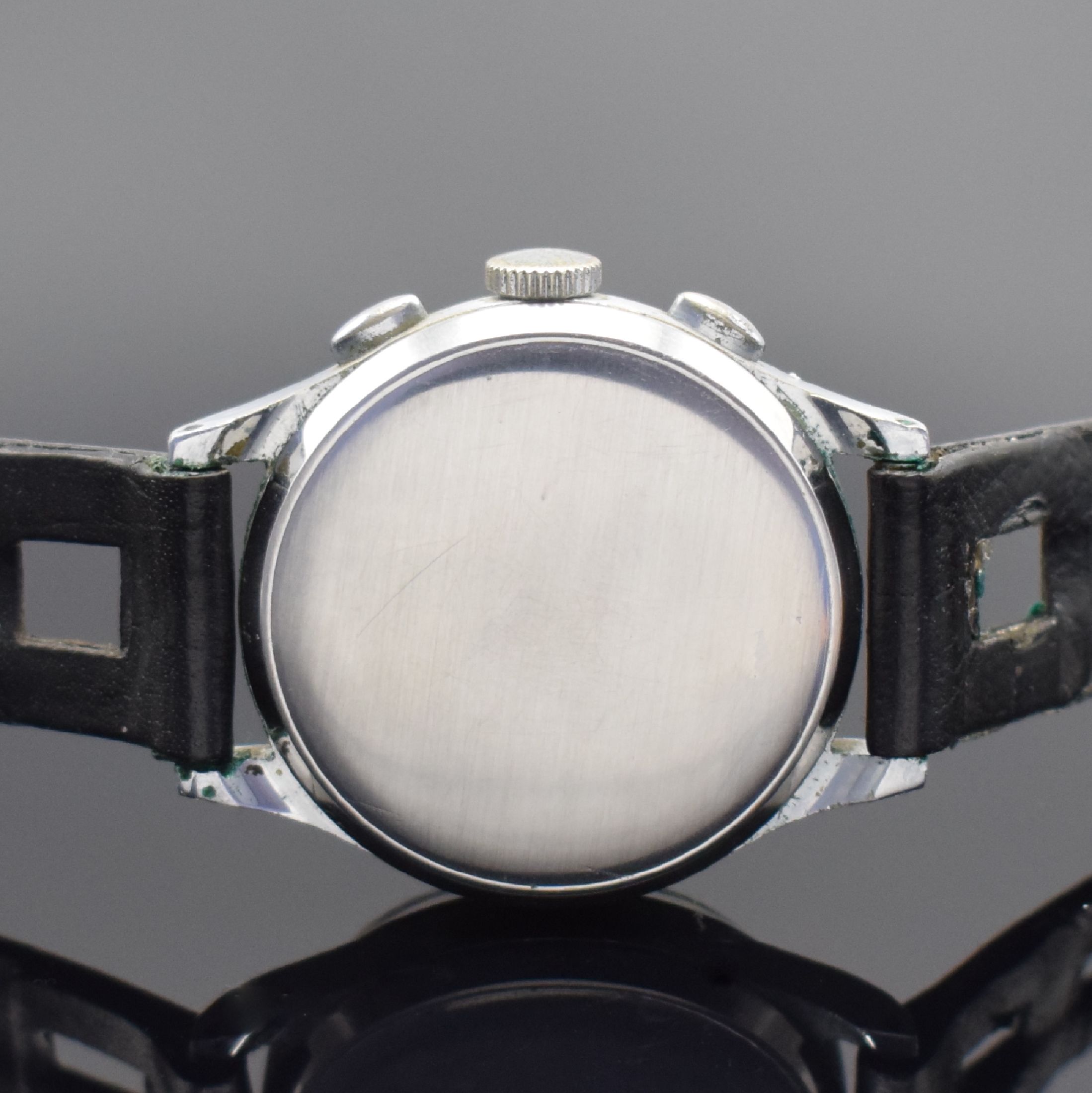 Detail c: HEUER Herrenarmbanduhr mit Chronograph, Schweiz um 1940, Handaufzug, 3-teil. verchr. Geh., sign. Boden & Glasrand aufgedr., silb. sign. Zifferbl. m. ...