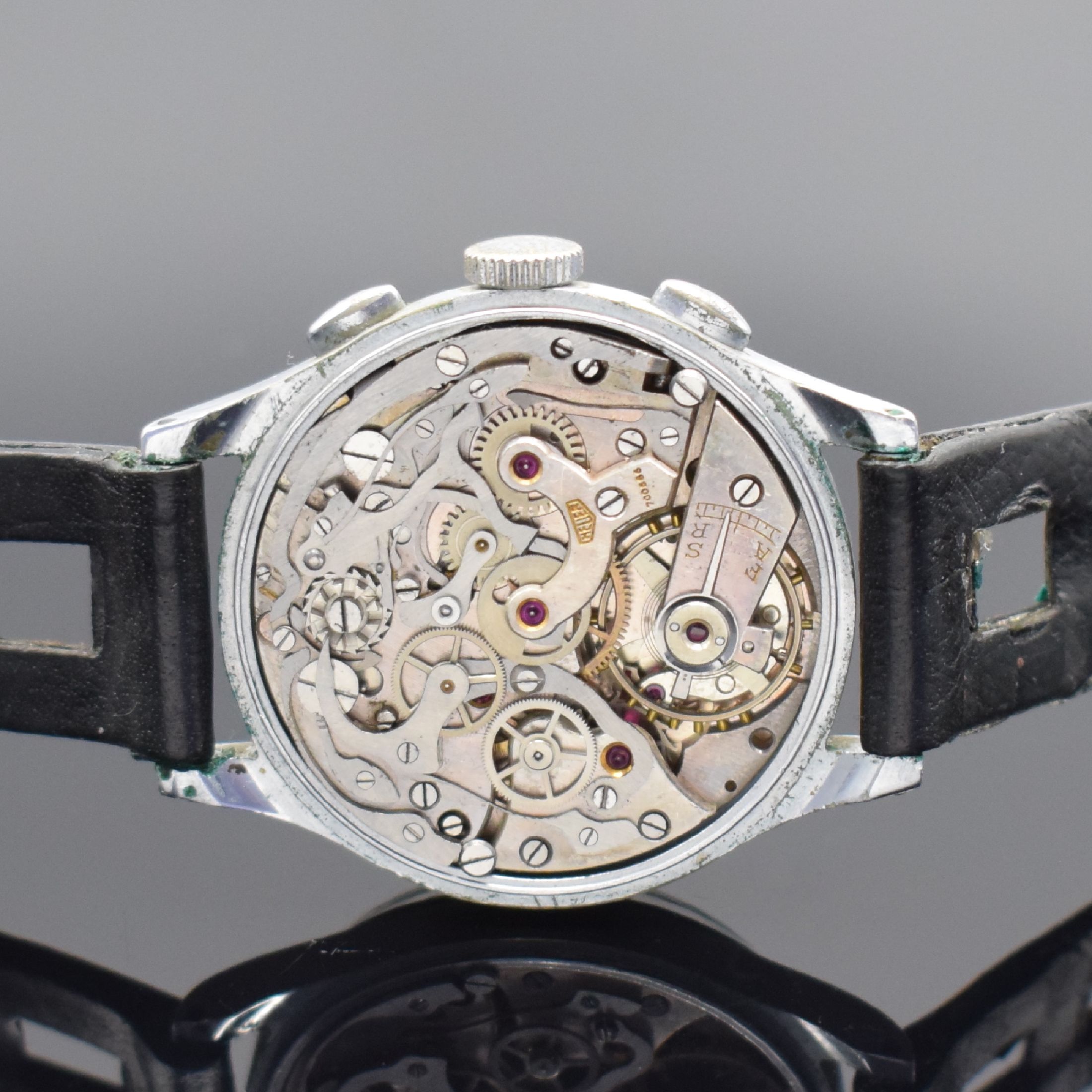 Detail d: HEUER Herrenarmbanduhr mit Chronograph, Schweiz um 1940, Handaufzug, 3-teil. verchr. Geh., sign. Boden & Glasrand aufgedr., silb. sign. Zifferbl. m. ...