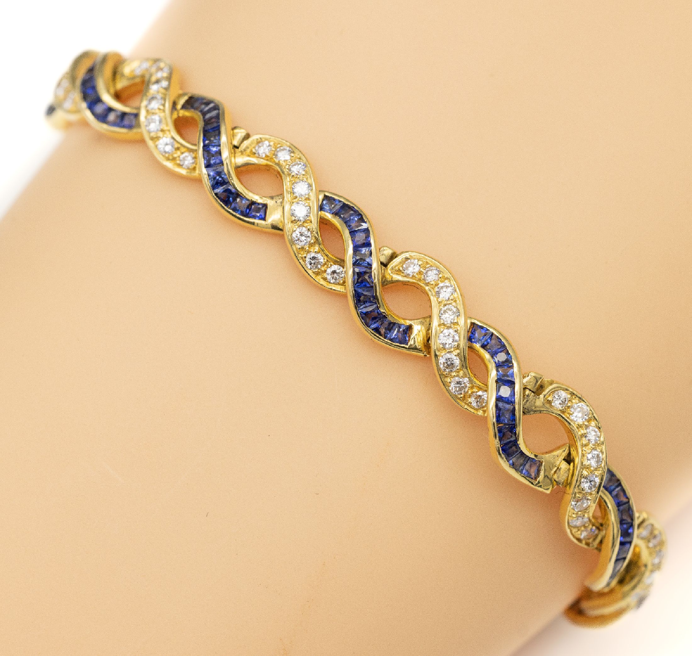 18 kt Gold Saphir-Brillant-Armband, GG 750/000, 119 eingeschliffene Saphire zus. ca. 4.90 ct, 1 Stein fehlt, 96 Brillanten zus.ca. 1.54 ct feines ...