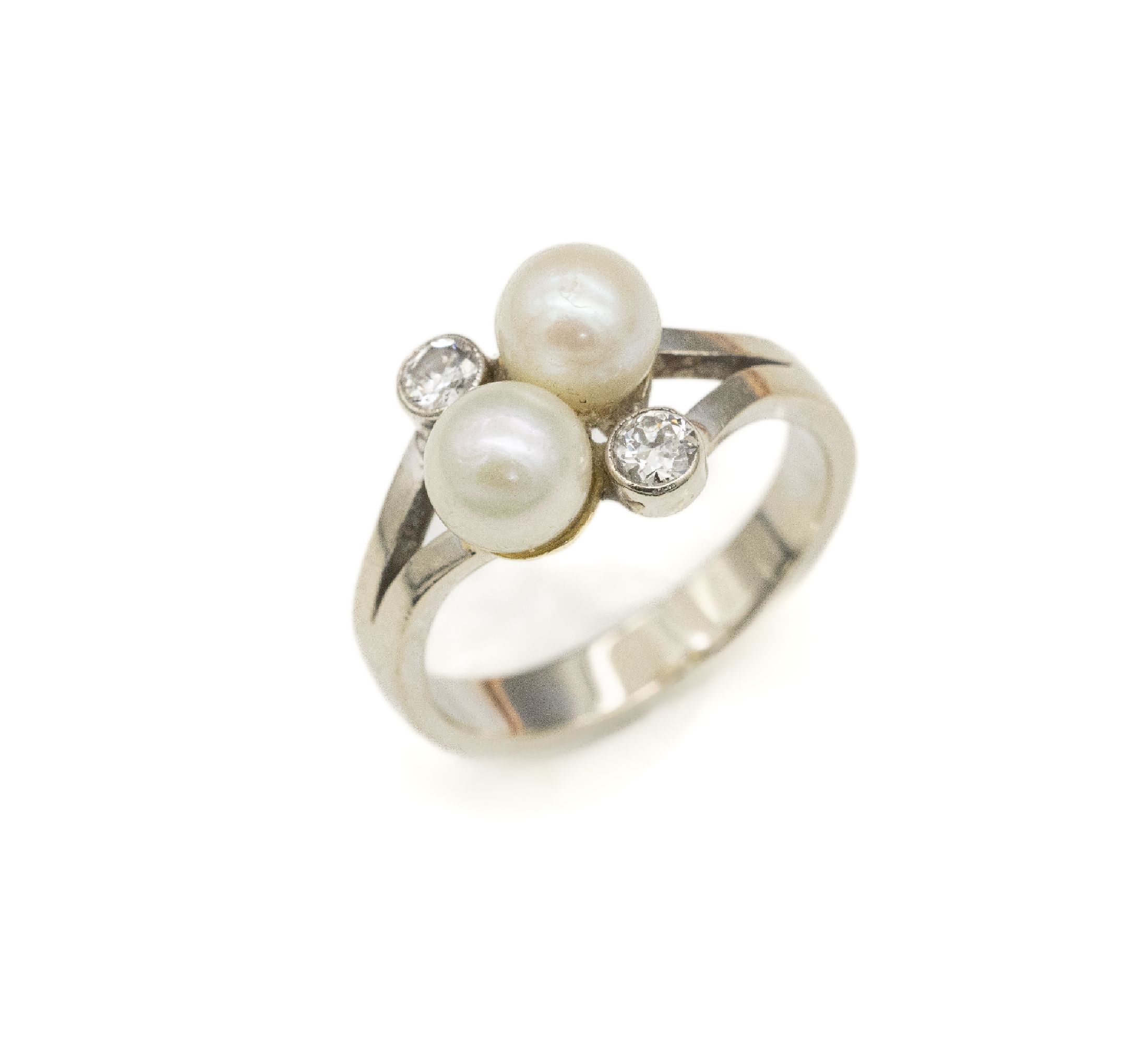 14 kt Gold Zuchtperl-Diamant-Ring, WG 585/000, 1930er Jahre, 2 Altschliff-Diamanten zus. ca. 0.20 ct Weiß/p1, 2 Zuchtperlen D. ca.5 mm, ca. 4.0 g, ...