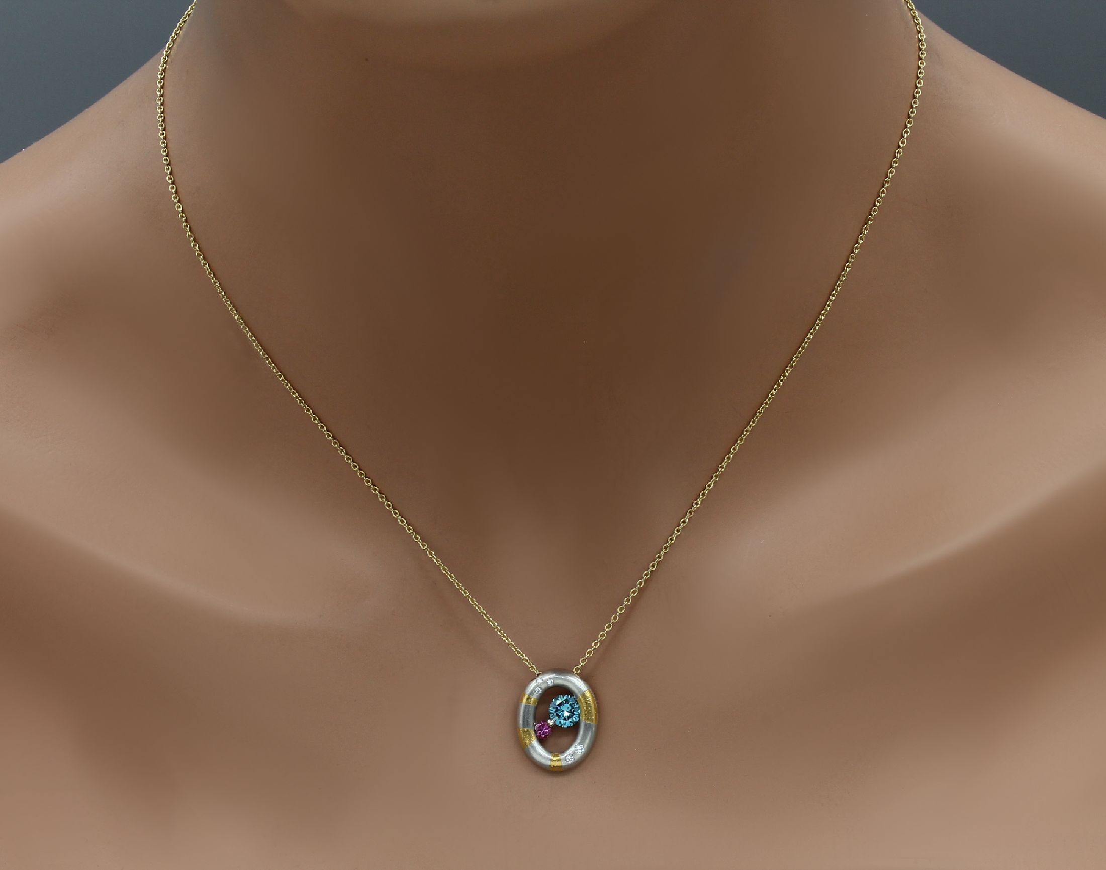 Detail a: Platin und 18 kt Gold Brillant-Anhänger, Platin 950/000 und GG 750/000, 1 Brillant Blau ca. 0.50 ct beh., 1 Brillant Pink ca. 0.07 ct, beh., 5 ...