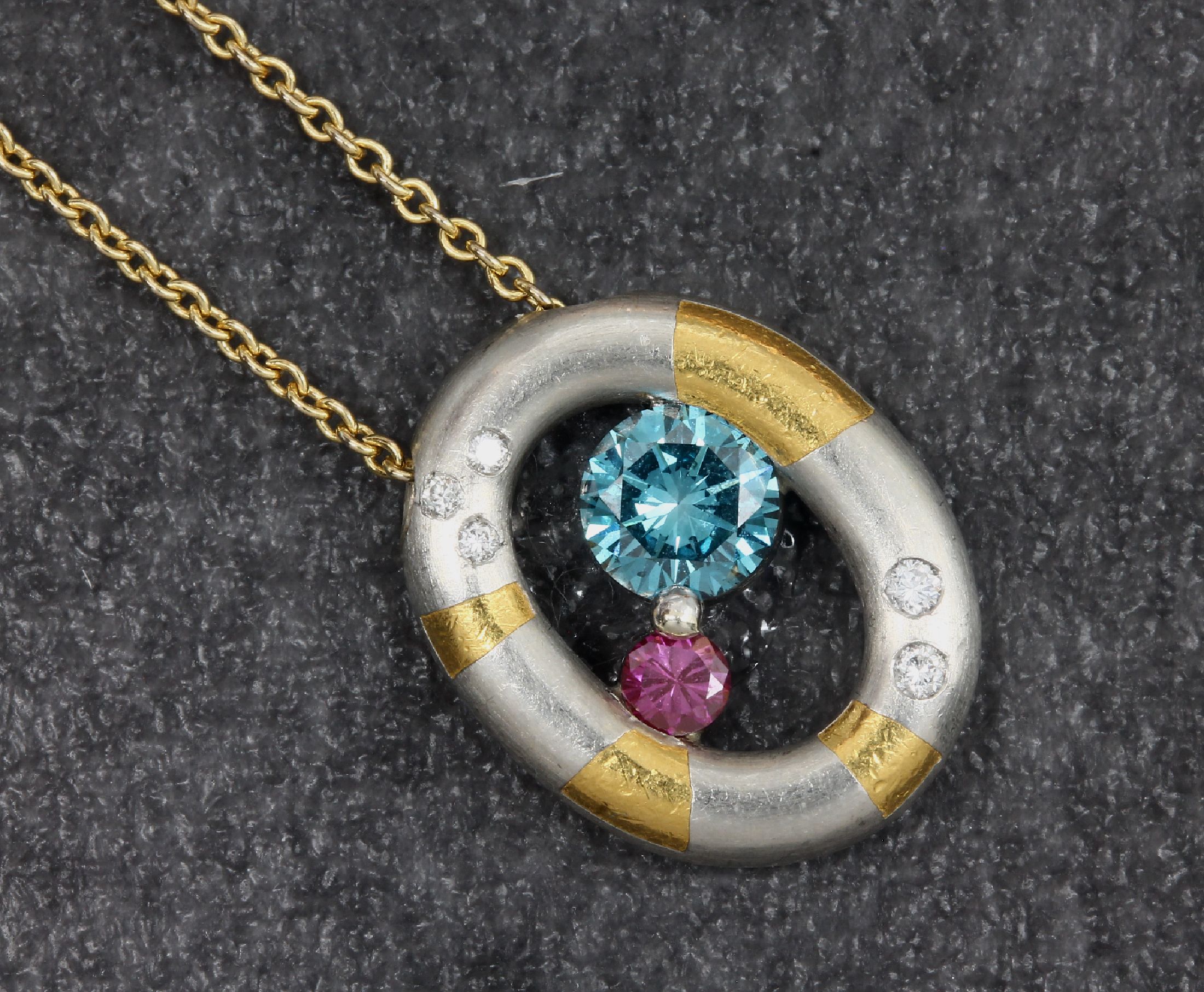 Detail b: Platin und 18 kt Gold Brillant-Anhänger, Platin 950/000 und GG 750/000, 1 Brillant Blau ca. 0.50 ct beh., 1 Brillant Pink ca. 0.07 ct, beh., 5 ...