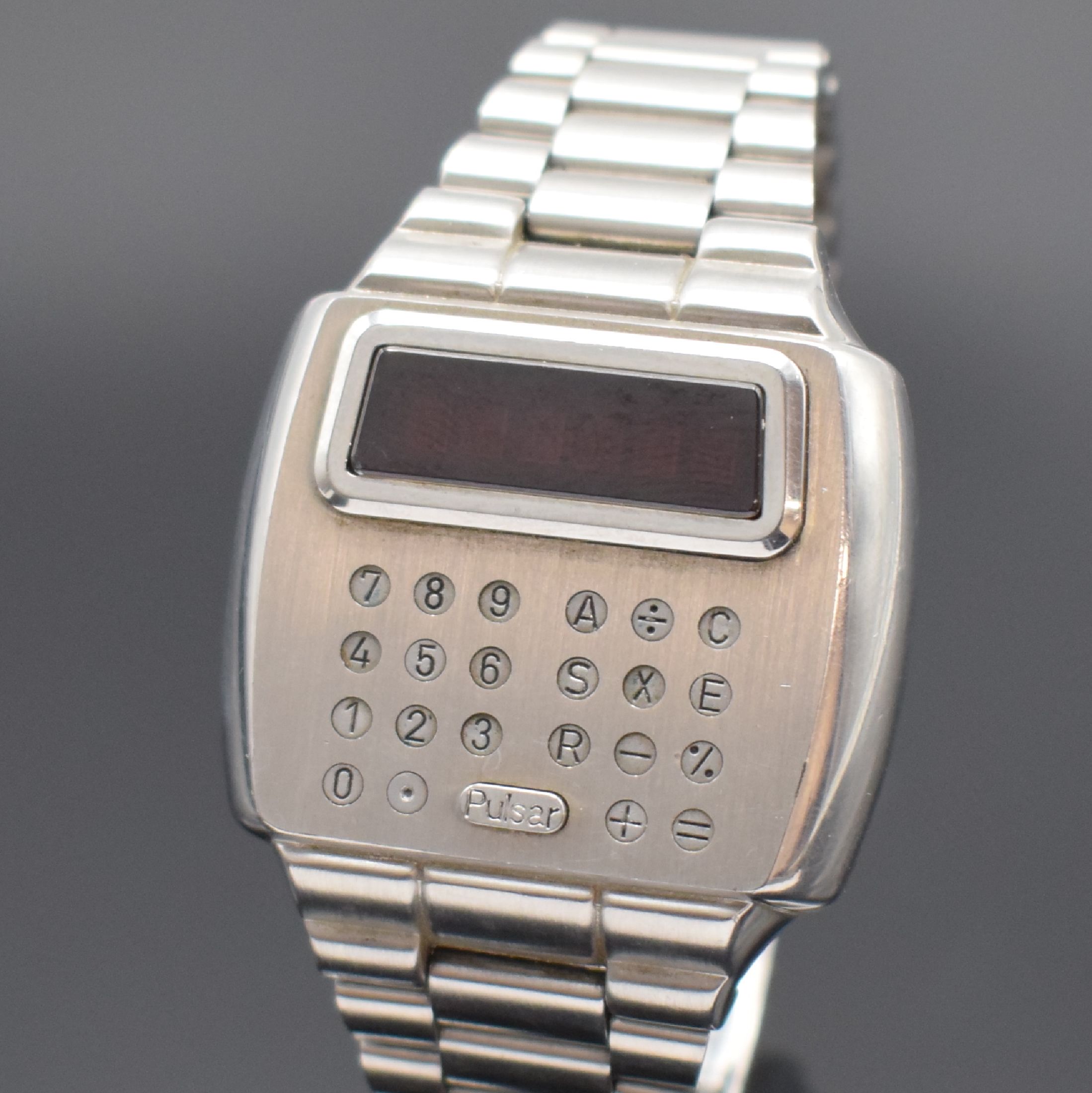 Detail a: PULSAR Time Computer Calculator 902 seltene LED-Armbanduhr mit Rechner in Stahl, USA um 1977, quartz, unpoliertes 6-fach verschr. Geh. Modell 3822-2 ...