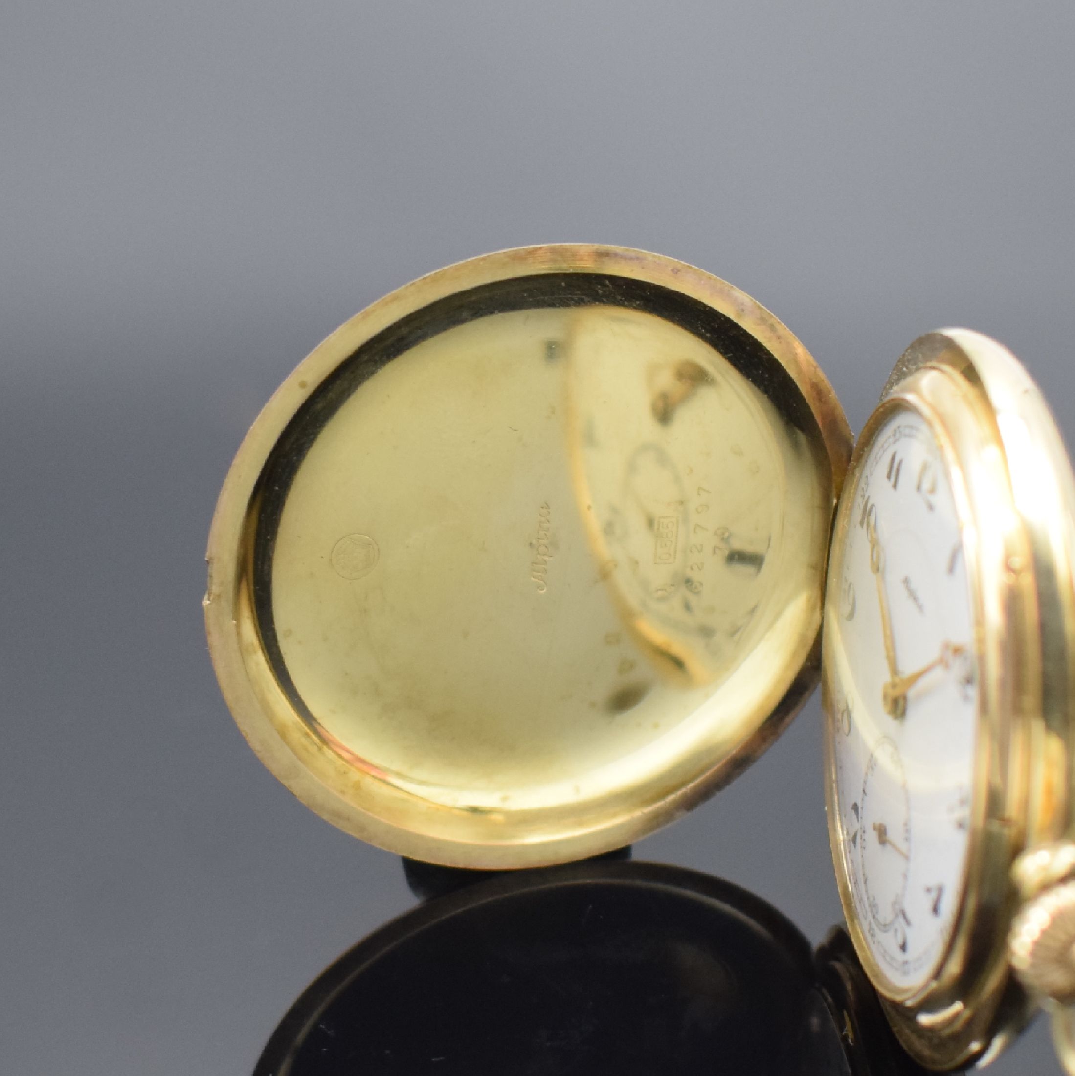 Detail a: ALPINA Savonette Herrentaschenuhr in GG 585/000, Schweiz um 1920, glattes 2-Deckel Goldgeh., Cuvette mit Widmungsgrav., Emailzifferbl., Breguetzahlen ...