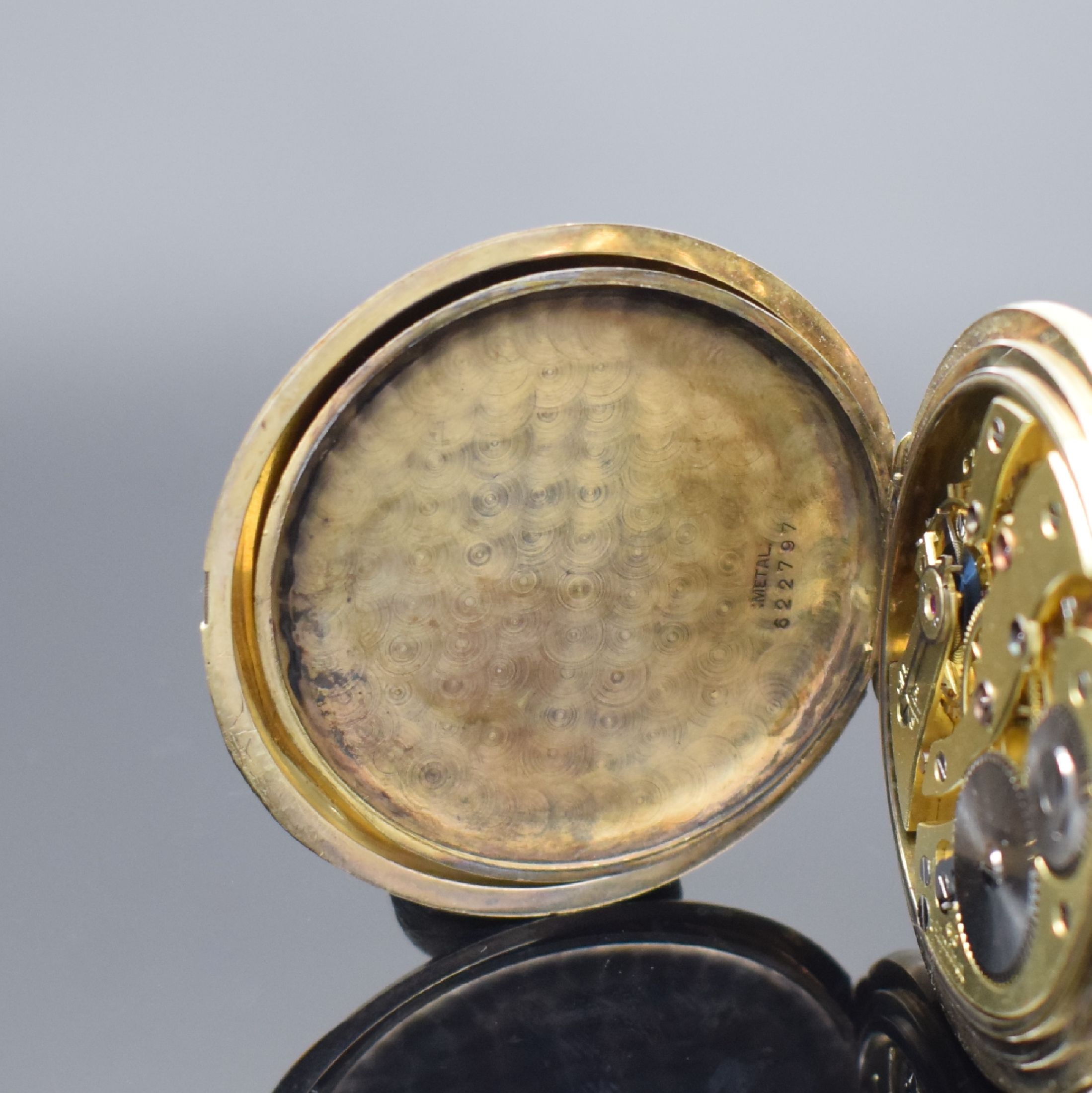 Detail e: ALPINA Savonette Herrentaschenuhr in GG 585/000, Schweiz um 1920, glattes 2-Deckel Goldgeh., Cuvette mit Widmungsgrav., Emailzifferbl., Breguetzahlen ...