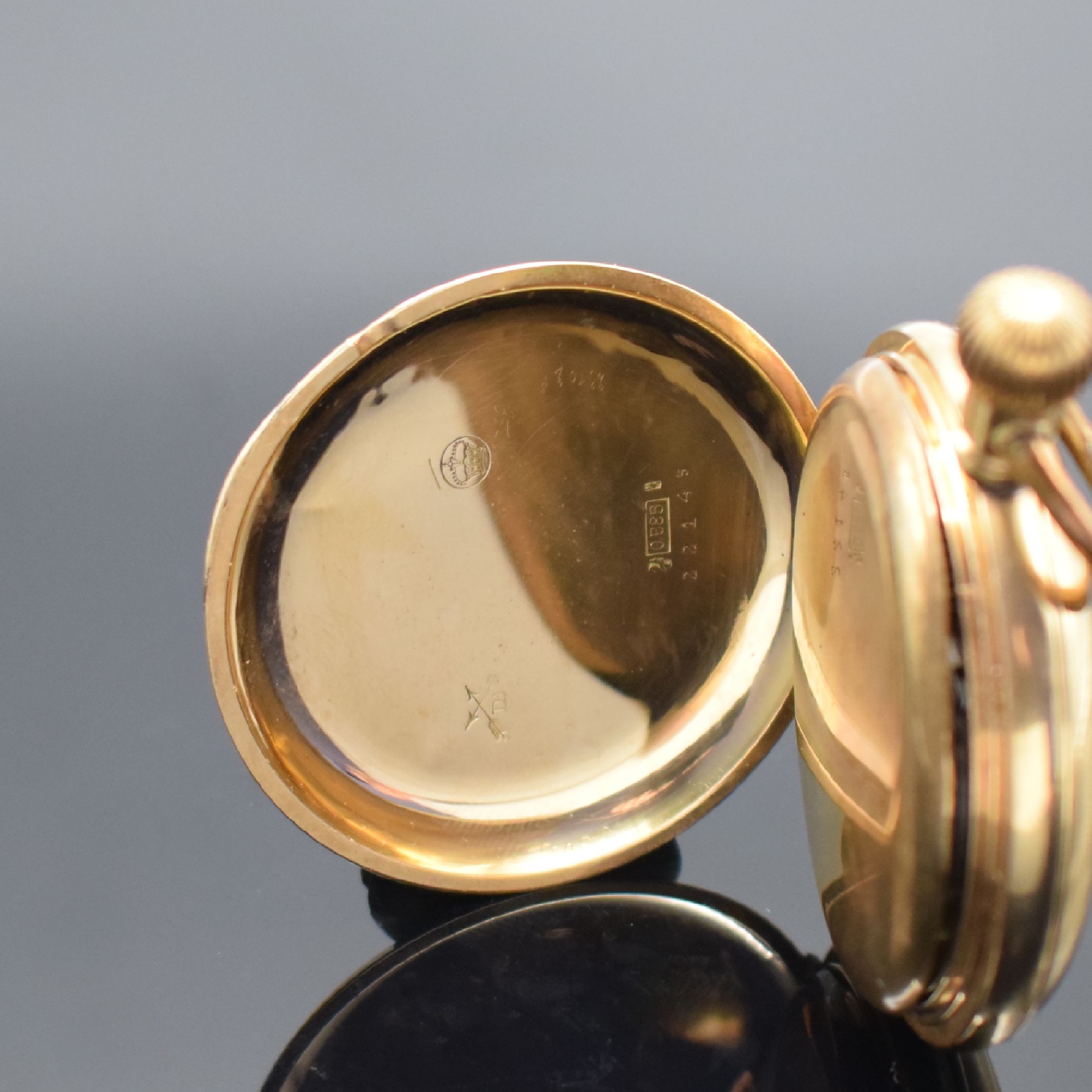 Detail d: Savonette in Roségold 585/000, Schweiz um 1890, guill. 2-Deckel Goldgeh. l. dell., verg. Metallcuvette, Emailzifferbl. m. röm. Zahlen, kl. Sek. bei ...
