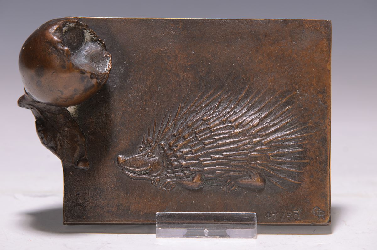 Gernot Rumpf, geb. 1941 Kaiserslautern, Bronzeskulptur, Igel und Mispel, monogr. und num. 47/50, ca. 4x12x9cm