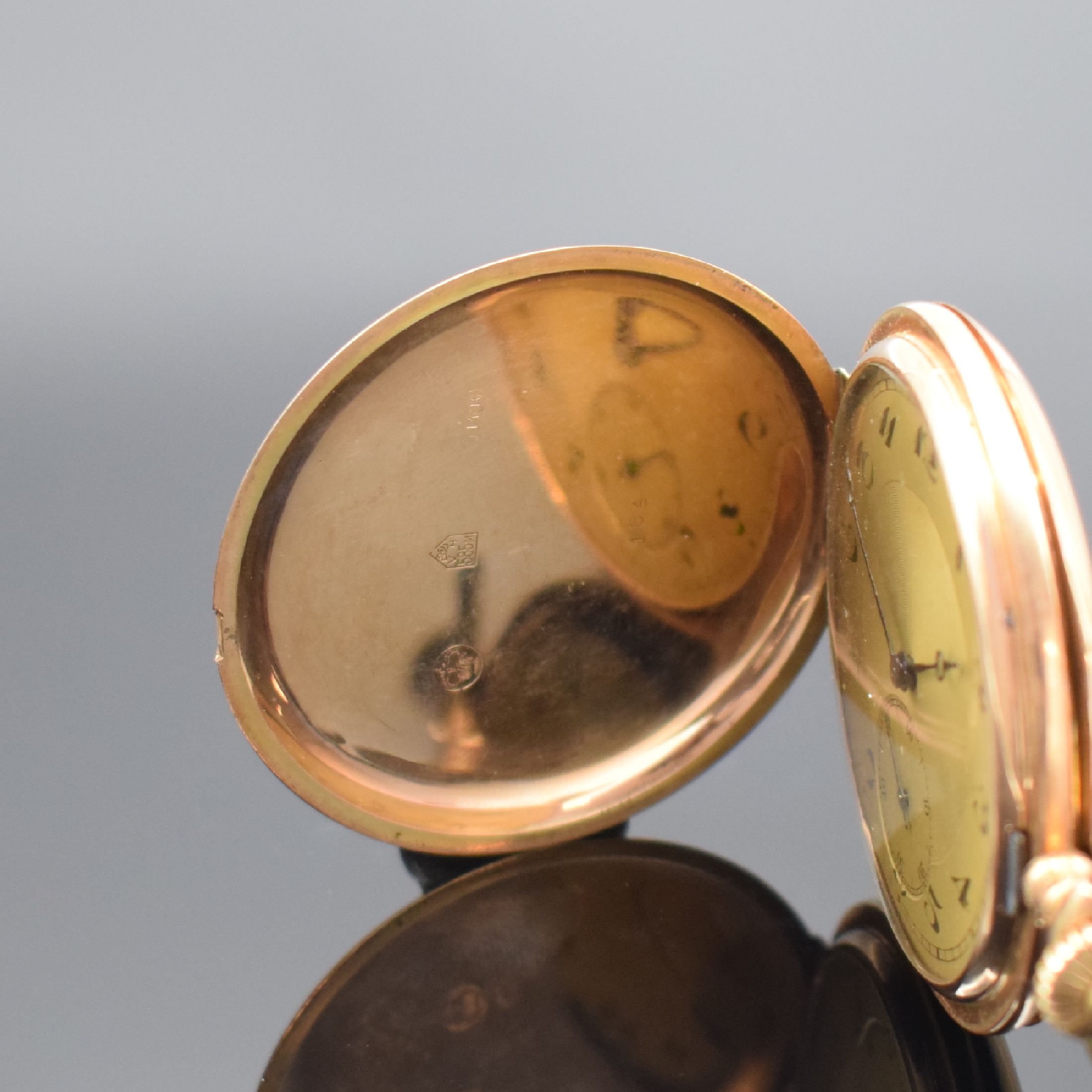 Detail a: Savonette Taschenuhr in RG 585/000, Schweiz um 1920, 3-Deckel Goldgeh., Sprungdeckel mit Monogramm, Metallzifferbl. m. arab. Zahlen, gebl. Zeiger, ...
