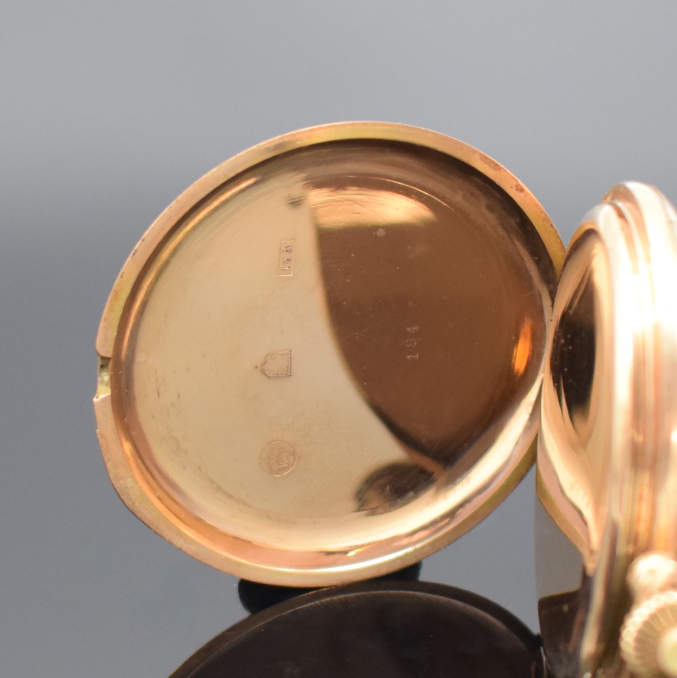 Detail d: Savonette Taschenuhr in RG 585/000, Schweiz um 1920, 3-Deckel Goldgeh., Sprungdeckel mit Monogramm, Metallzifferbl. m. arab. Zahlen, gebl. Zeiger, ...