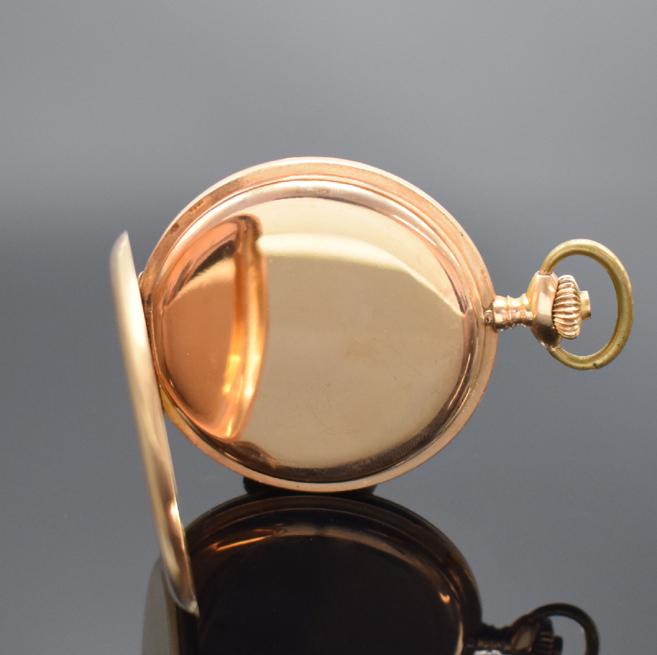 Detail e: Savonette Taschenuhr in RG 585/000, Schweiz um 1920, 3-Deckel Goldgeh., Sprungdeckel mit Monogramm, Metallzifferbl. m. arab. Zahlen, gebl. Zeiger, ...
