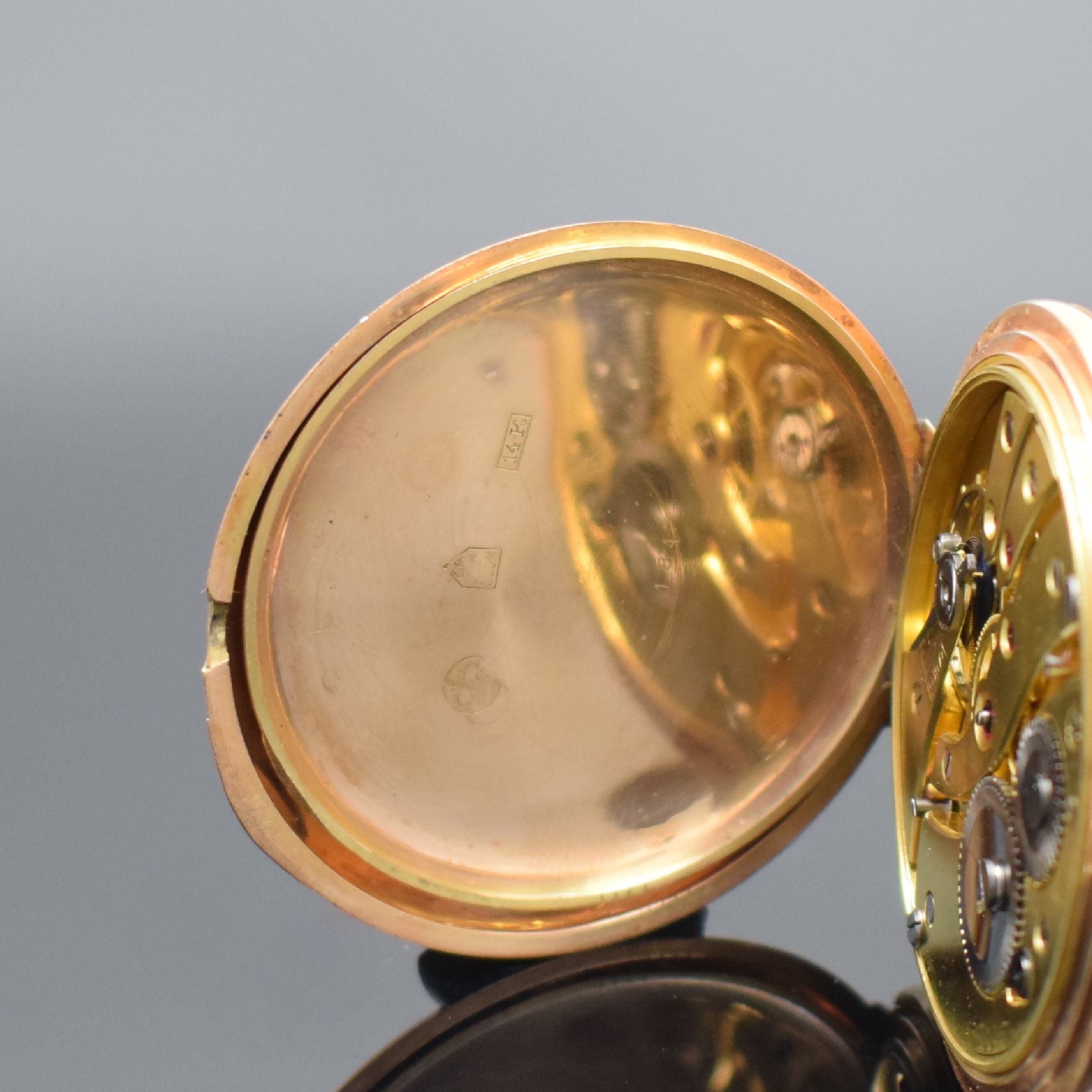 Detail f: Savonette Taschenuhr in RG 585/000, Schweiz um 1920, 3-Deckel Goldgeh., Sprungdeckel mit Monogramm, Metallzifferbl. m. arab. Zahlen, gebl. Zeiger, ...