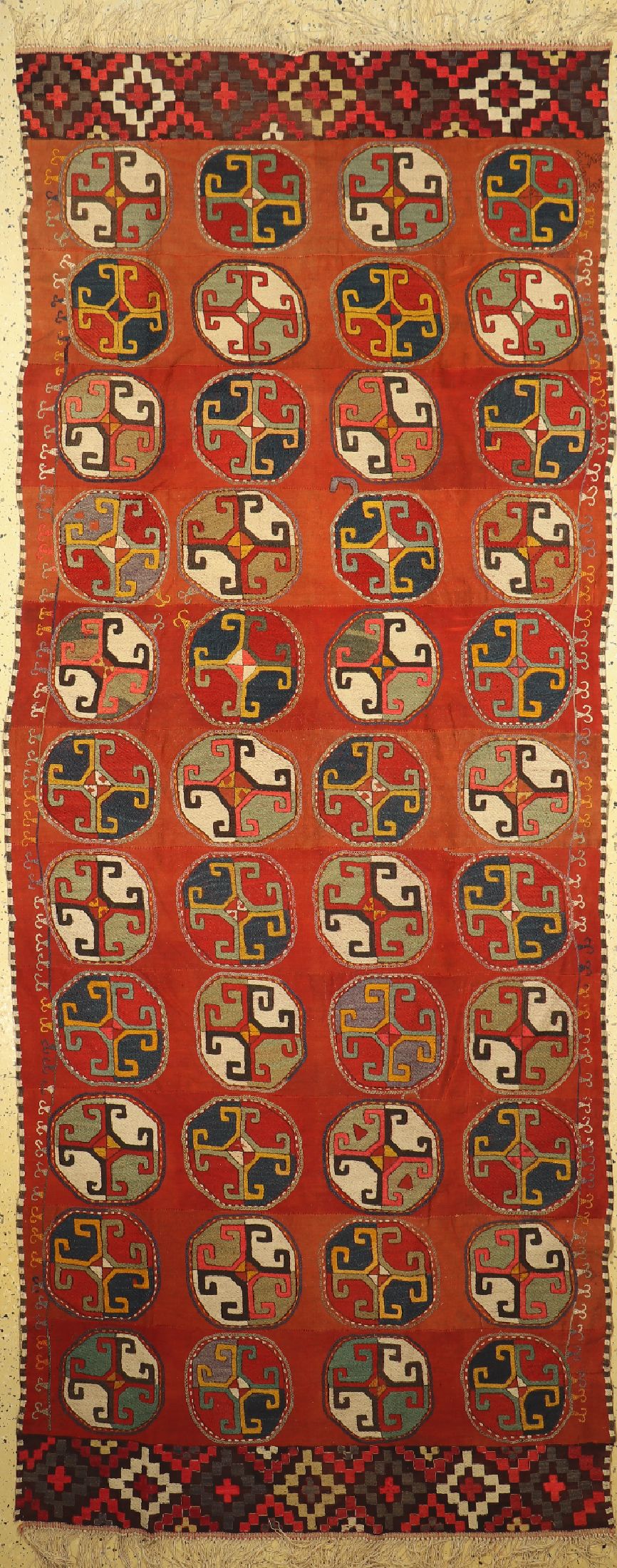 Uzbekische Stickerei, Uzbekistan, um 1920/1930, Wolle auf Baumwolle, ca. 335 x 130 cm, EHZ: 2