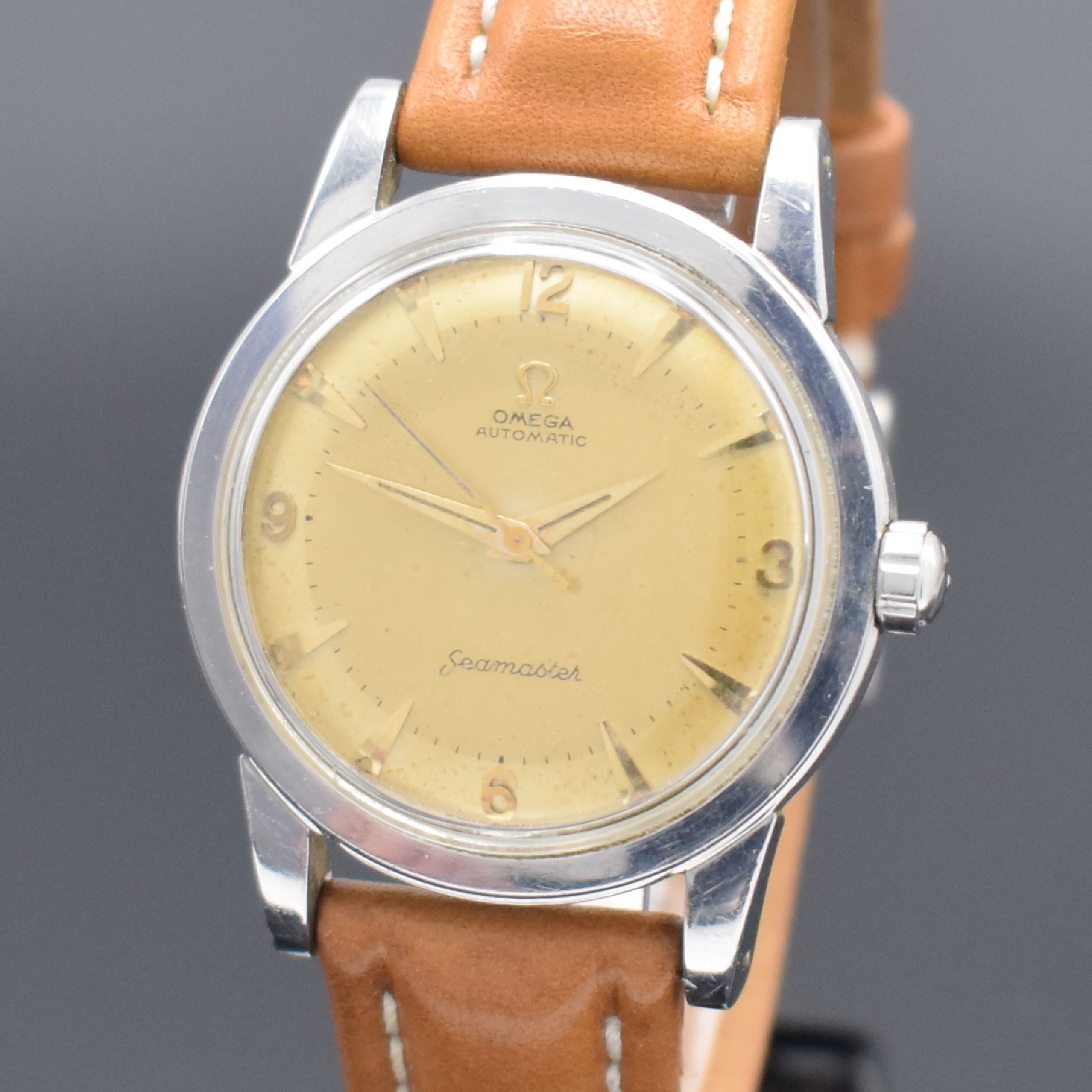 Detail a: OMEGA Seamaster Herrenarmbanduhr Ref. 2577-11 SC mit Hammerautomatik in Stahl, Schweiz um 1954, 2-teil. Geh., Boden geschr., patiniert. Zifferbl. m. ...