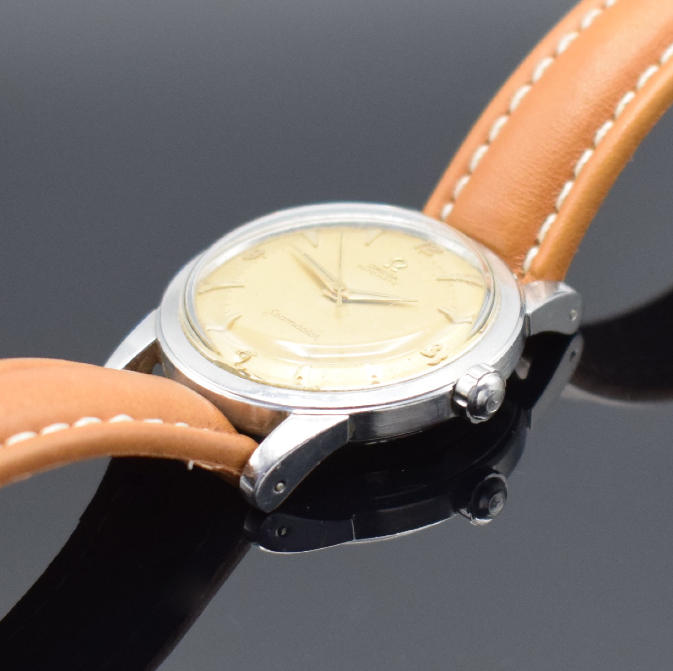 Detail b: OMEGA Seamaster Herrenarmbanduhr Ref. 2577-11 SC mit Hammerautomatik in Stahl, Schweiz um 1954, 2-teil. Geh., Boden geschr., patiniert. Zifferbl. m. ...