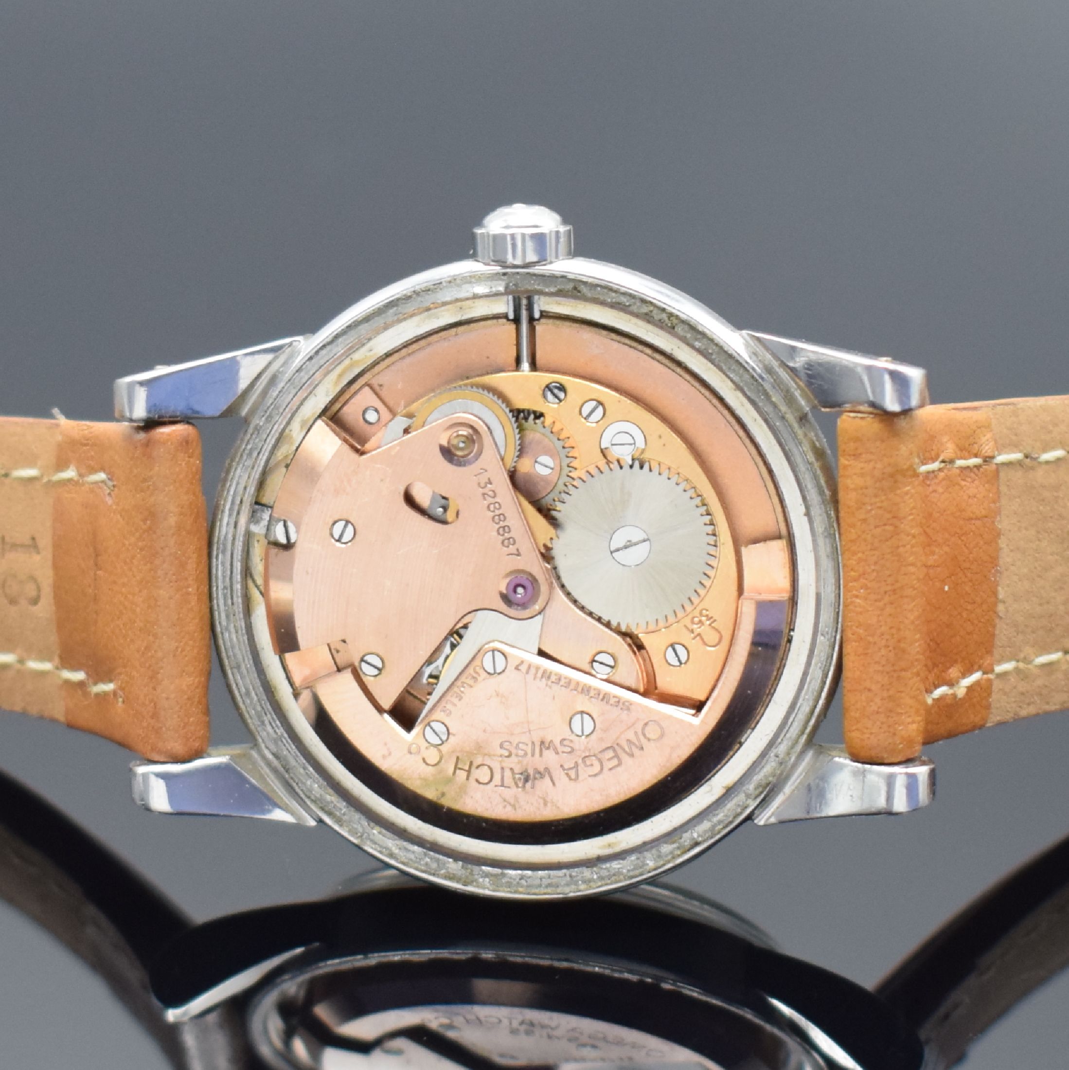 Detail d: OMEGA Seamaster Herrenarmbanduhr Ref. 2577-11 SC mit Hammerautomatik in Stahl, Schweiz um 1954, 2-teil. Geh., Boden geschr., patiniert. Zifferbl. m. ...