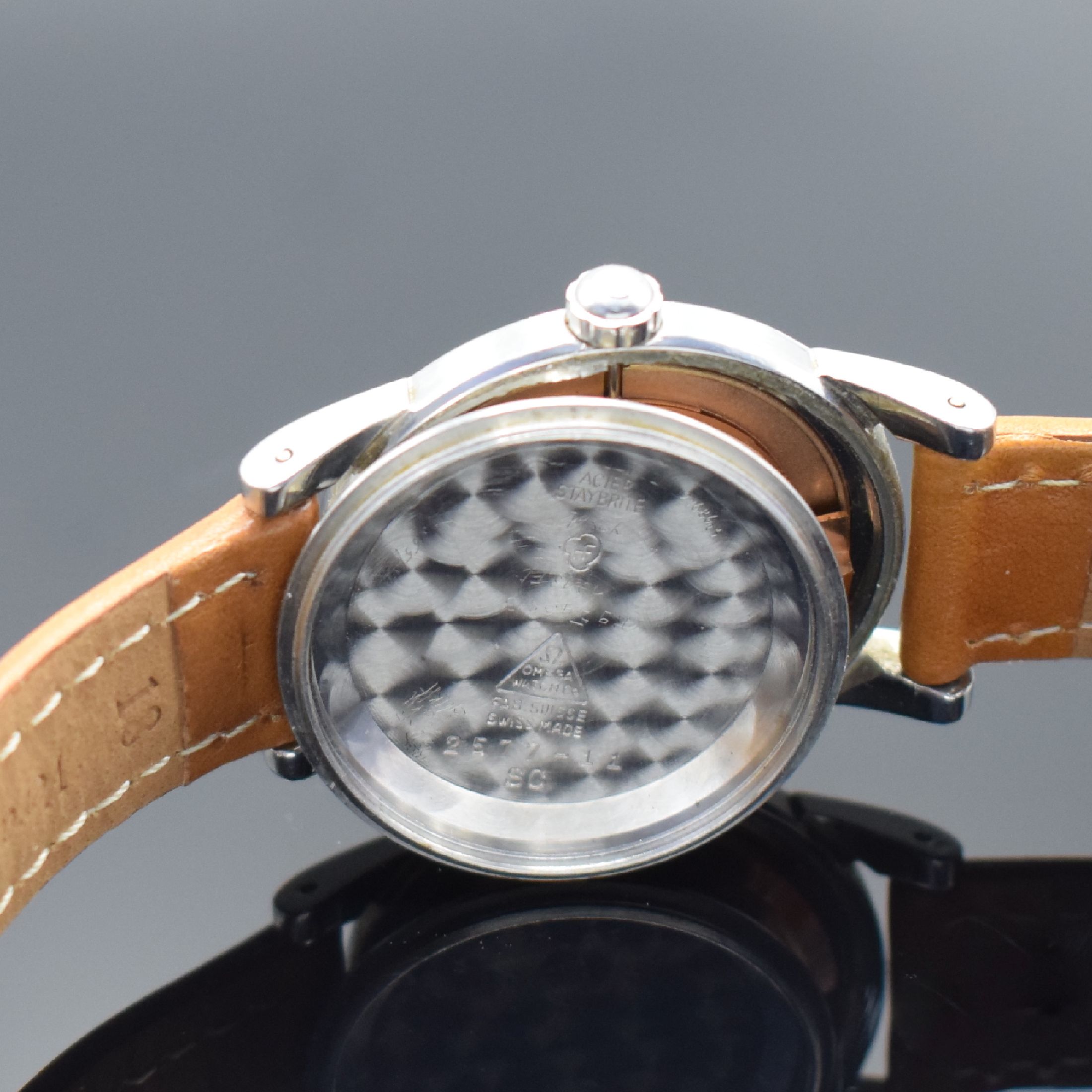 Detail e: OMEGA Seamaster Herrenarmbanduhr Ref. 2577-11 SC mit Hammerautomatik in Stahl, Schweiz um 1954, 2-teil. Geh., Boden geschr., patiniert. Zifferbl. m. ...