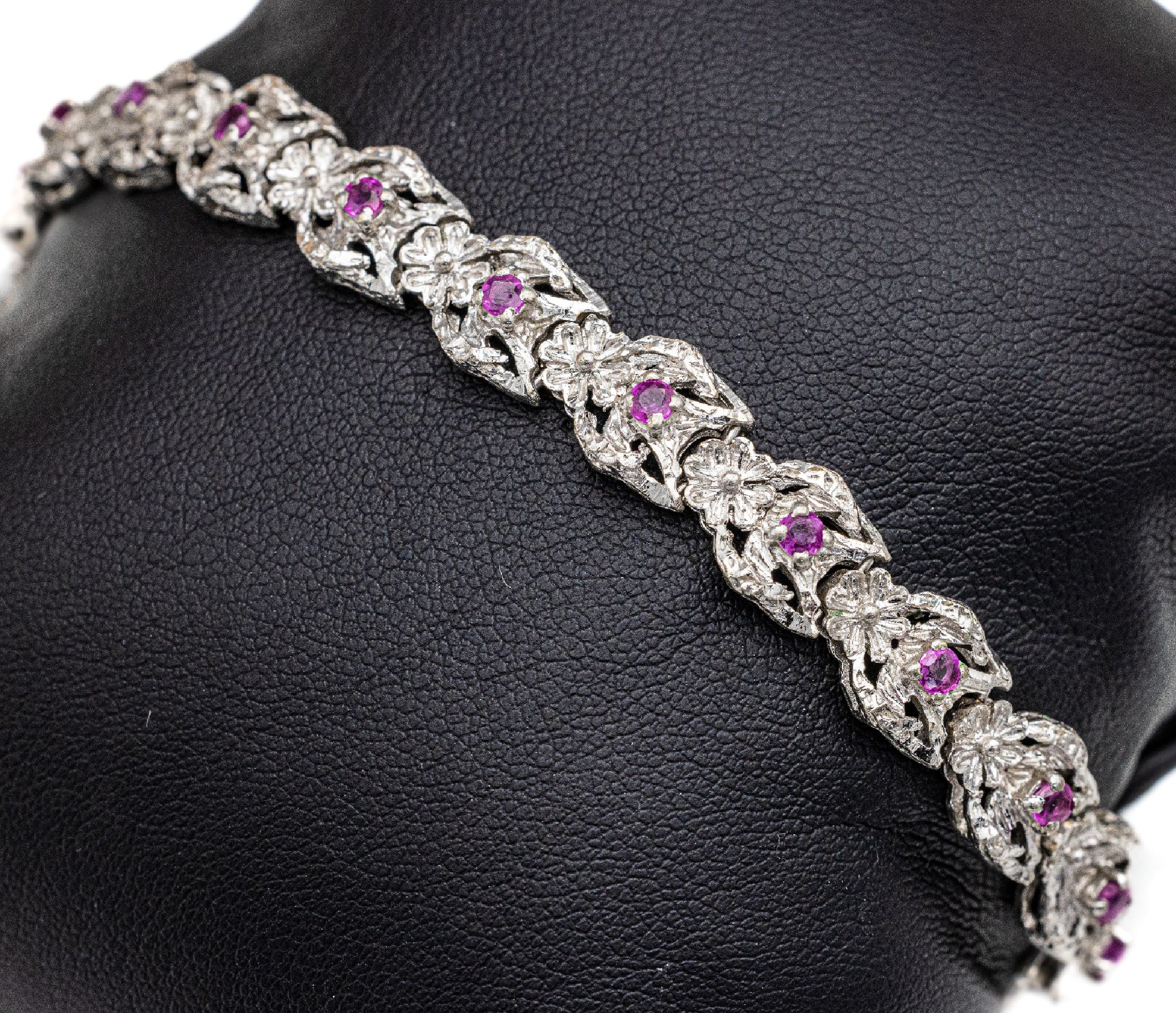 14 kt Gold Rubin-Armband, WG 585/000, 19 kl. rundfacett. Rubine, ca. 21.8 g, L. ca. 19 cm, Kastenschloss mit Sicherheitsacht