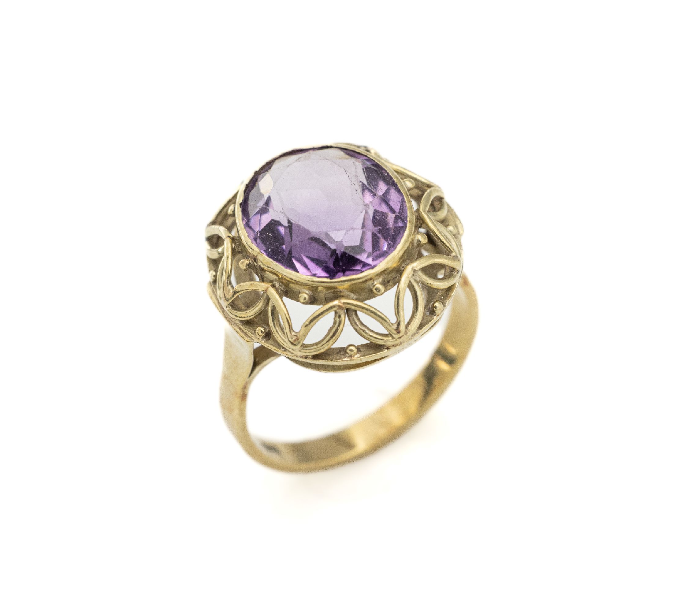 14 kt Gold Amethyst-Ring, 1920er Jahre, GG 585/000, Unterkaderung mit Golddraht und Granalien, ovalfacett. Amethyst, ca. 7.2 g, RW61