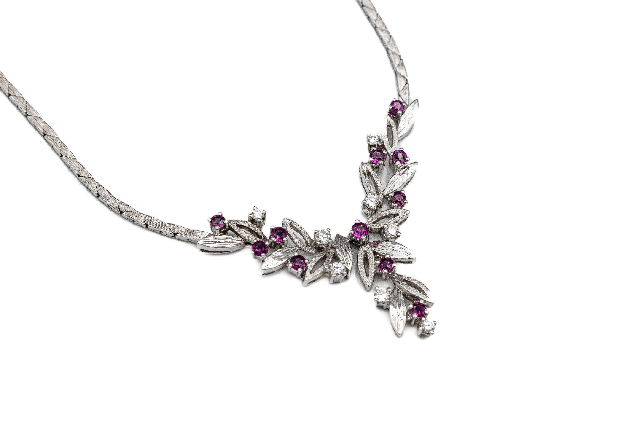 Detail b: 18 kt Gold Brillant-Rubin-Schmuckset, WG 750/000, Collier: 11 rundfacett. Rubine zus. ca. 0.70 ct, 8 Brillanten zus. ca. 0.25 ct Weiß/si, L. ca. 41 ...