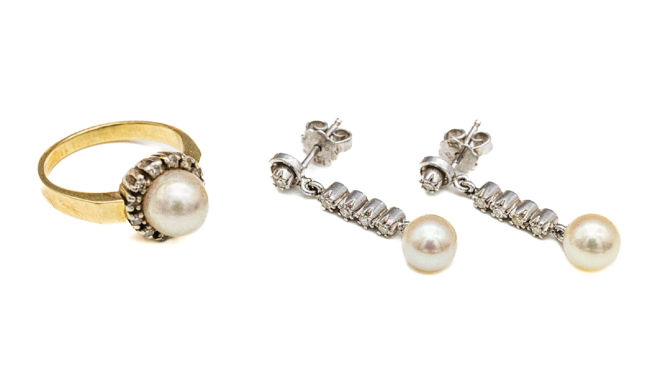 Konvolut mit Zuchtperlen: 1 x Ring, GG/WG 585/000, 1 Zuchtperle umgeben von 12 8/8-Diam.zus. ca. 0.06 ct Weiß/p, ca. 5.7 g, RW 55; 1 x Paar ...