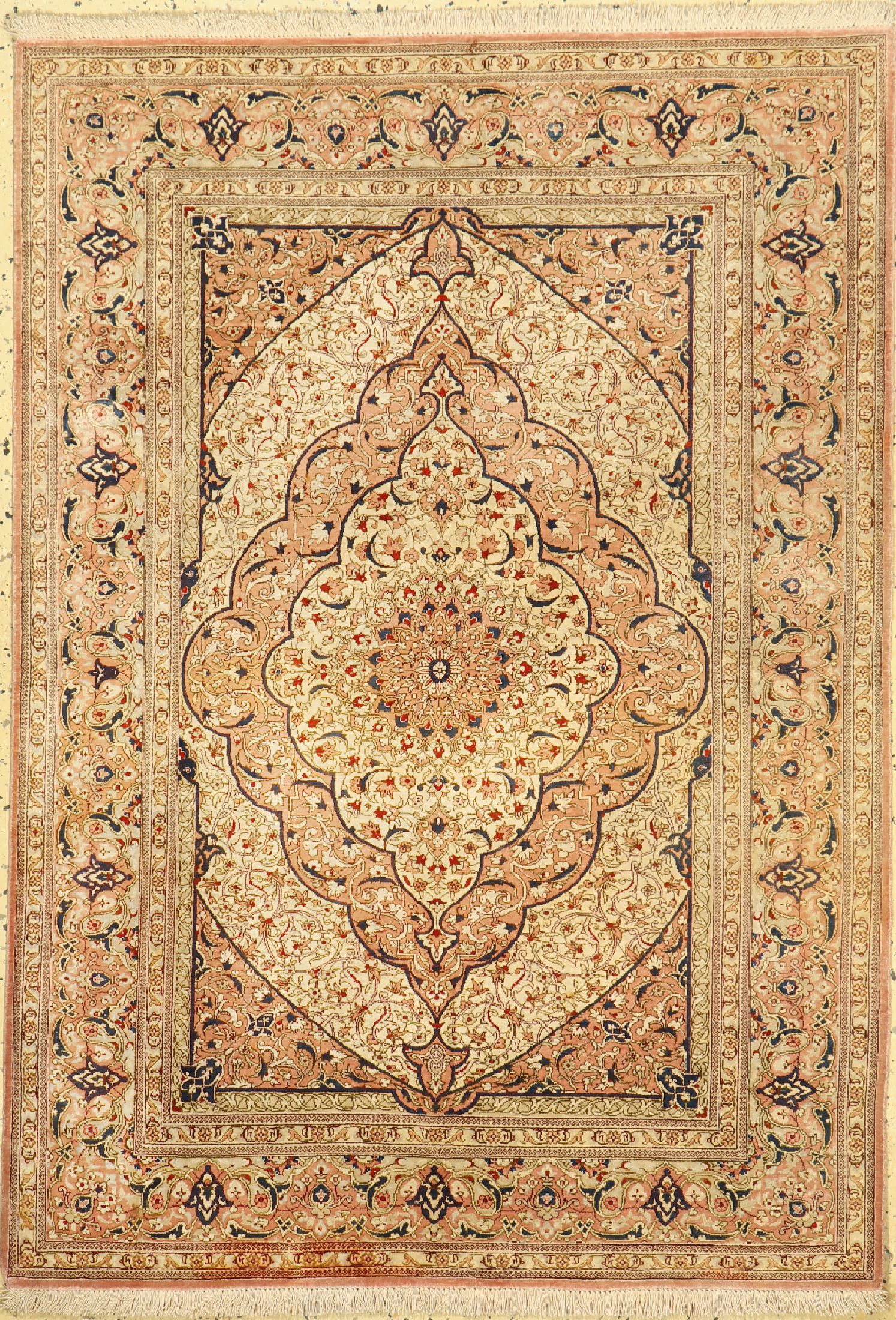 Ghom Seide fein, Persien, ca. 50 Jahre, reine Naturseide, ca. 145 x 102 cm, EHZ: 1-2, verschmutzt