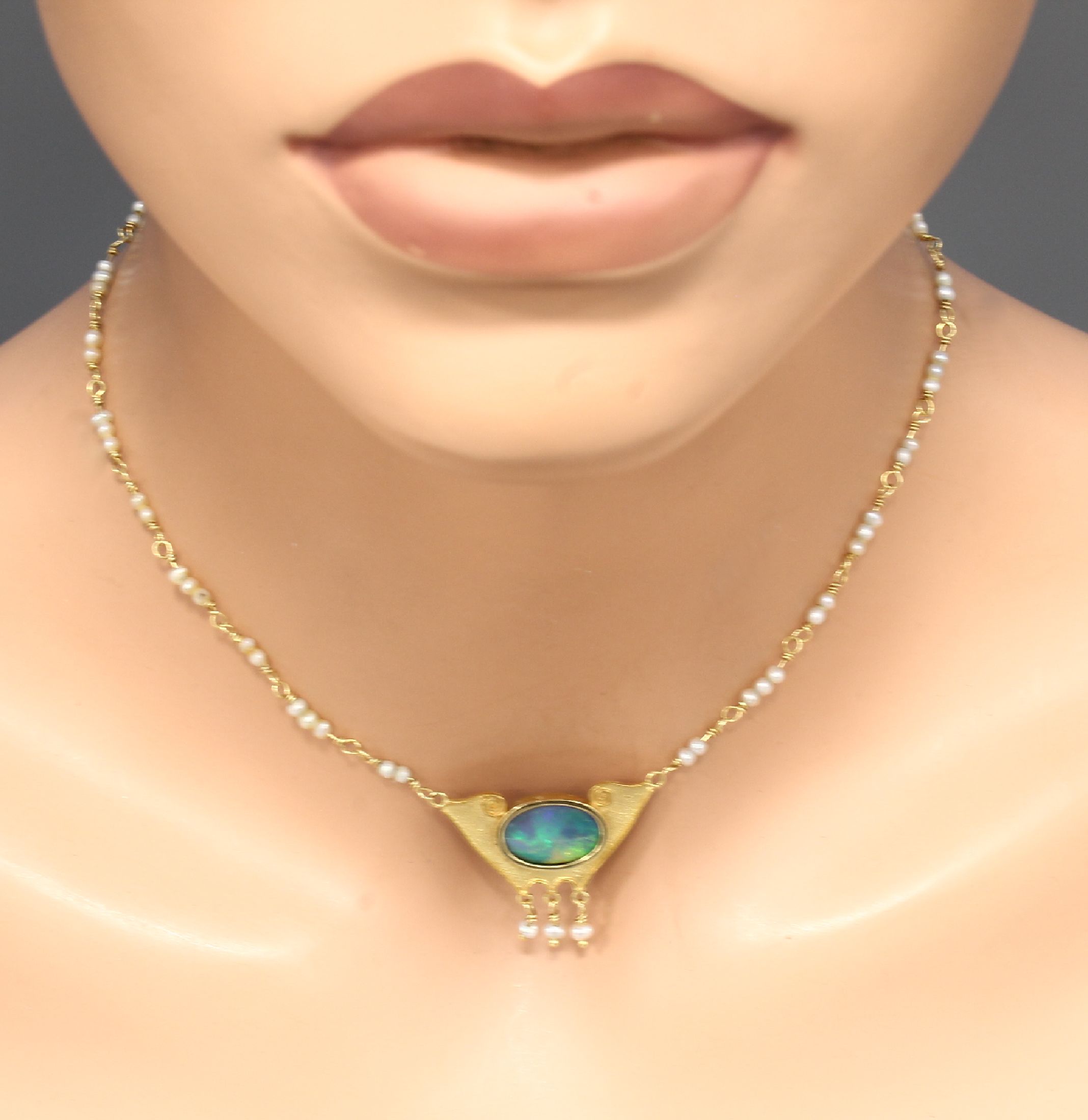 Detail c: 18 kt Gold Perl-Opal-Collier, GG 750/000, Mittelteil mit ovaler Opal-Doublette und 3 bewegl. Perlabhängungen, Kette mit kl. Perlen, L. ca. 38 cm, ...