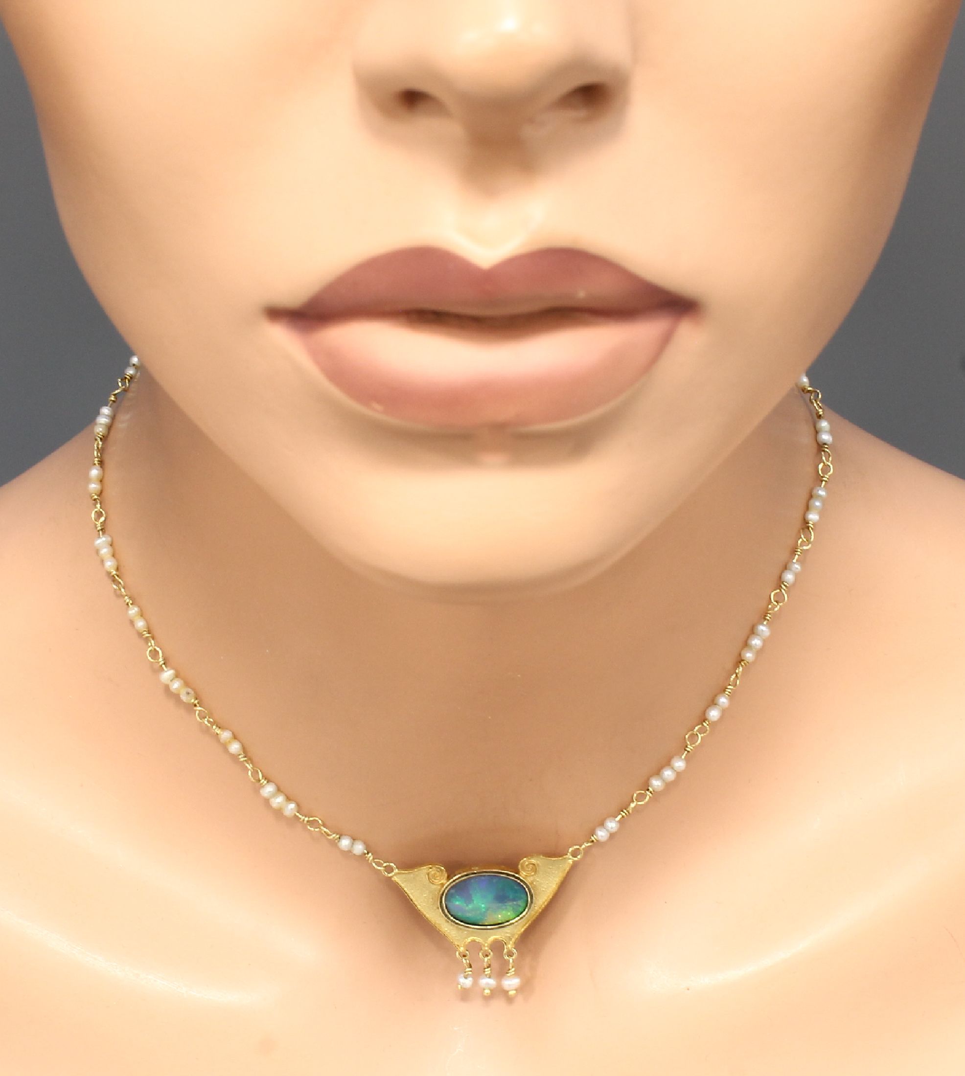 Detail d: 18 kt Gold Perl-Opal-Collier, GG 750/000, Mittelteil mit ovaler Opal-Doublette und 3 bewegl. Perlabhängungen, Kette mit kl. Perlen, L. ca. 38 cm, ...