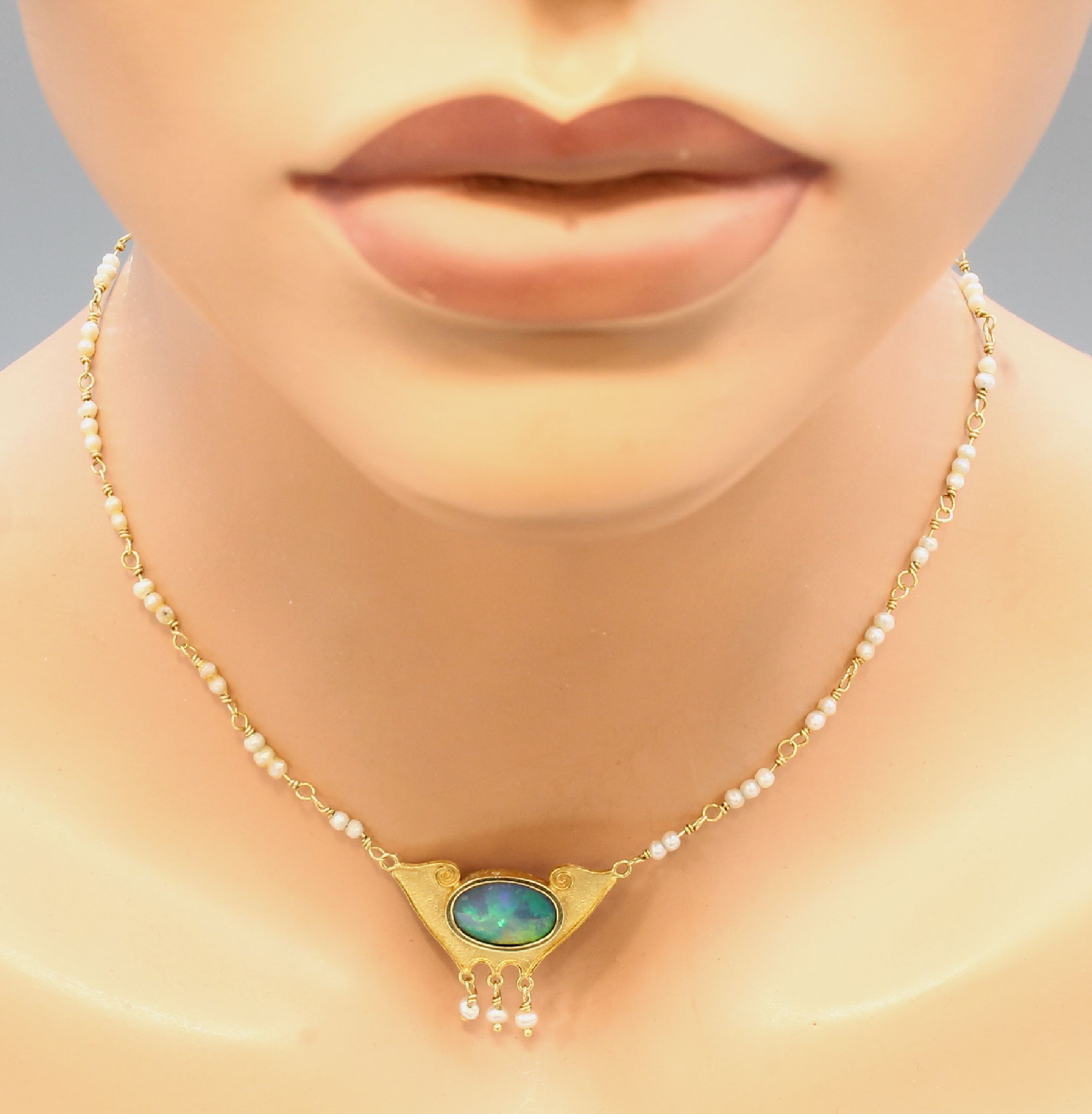 Detail e: 18 kt Gold Perl-Opal-Collier, GG 750/000, Mittelteil mit ovaler Opal-Doublette und 3 bewegl. Perlabhängungen, Kette mit kl. Perlen, L. ca. 38 cm, ...