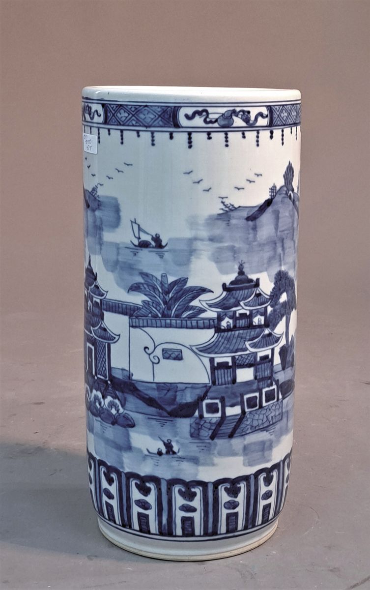 Grosse Vase in Form eines Pinselbechers, China, 20.Jh., Porzellan, Unterglasurmalerei in Blau, umlaufende Landschaft, Alterssp., H. 46 cm