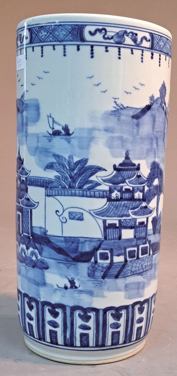 Detail a: Grosse Vase in Form eines Pinselbechers, China, 20.Jh., Porzellan, Unterglasurmalerei in Blau, umlaufende Landschaft, Alterssp., H. 46 cm